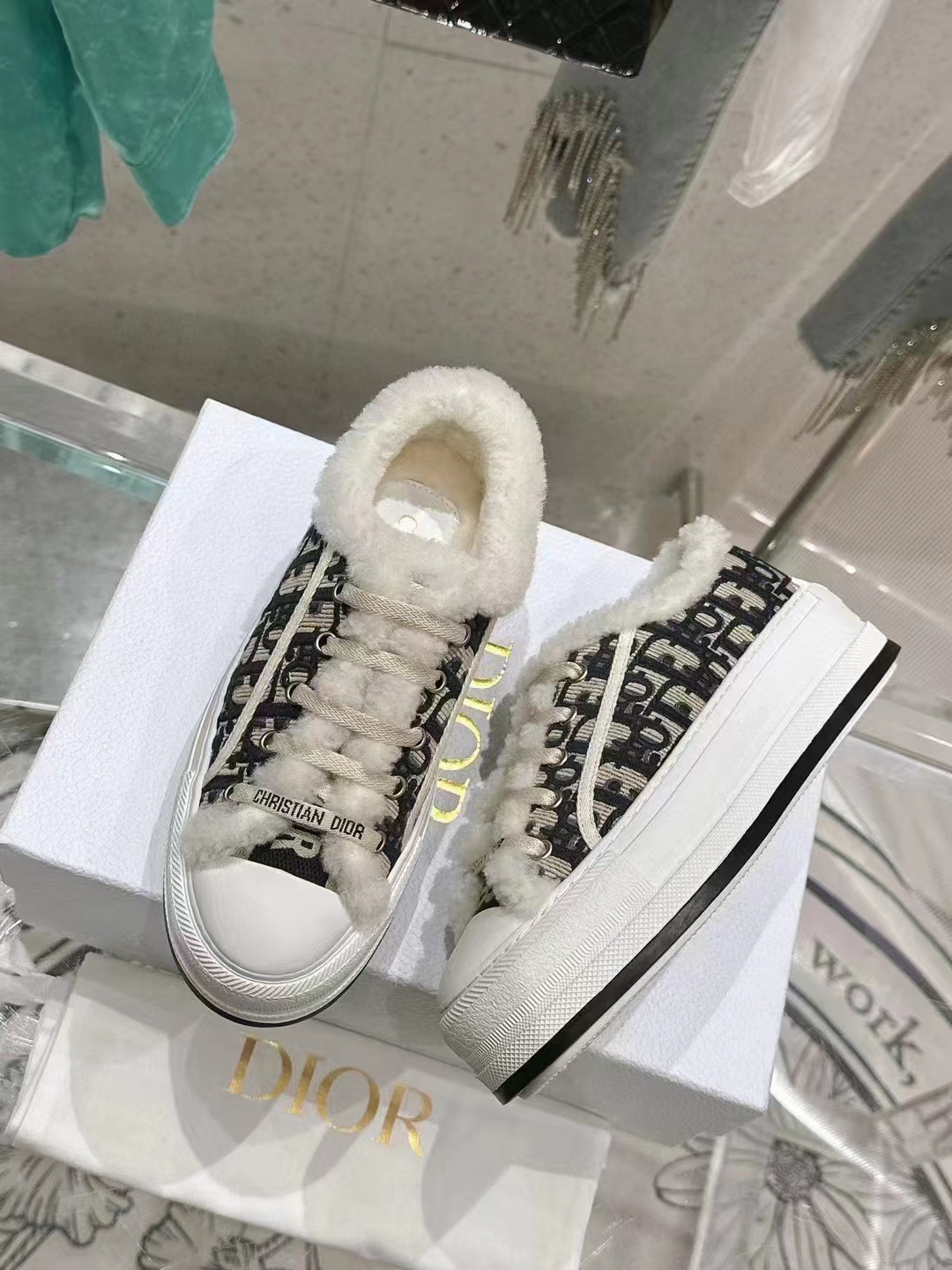P270 🇫🇷🇫🇷——Dior迪奥刺绣厚底毛里休闲鞋 毛鞋 𝐃𝐈𝐎𝐑 𝐖𝐚𝐥𝐤'𝐧 迪奥老花刺绣 羊毛厚底帆布鞋 休闲运动鞋 这款 Walk'n'Dior 厚底运动鞋是一款时尚单品，提升该系列的格调。Oblique 印花棉质刺绣鞋面，搭配舒适厚底、鞋舌和 Christian Dior Paris 标志鞋带。可为各式休闲造型增添时髦气质 原版定制进口Oblique 印花刺绣面料 进口柔软羊皮里内里 原版独家开模TPU材质大底 底厚4.5CM Size: 女款35-41（41定做不退换）

