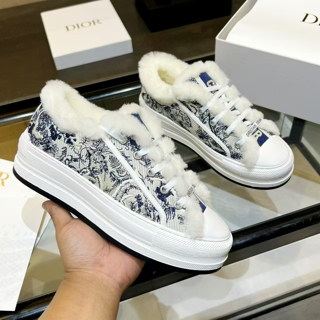 P270 🇫🇷🇫🇷——Dior迪奥刺绣厚底毛里休闲鞋 毛鞋 𝐃𝐈𝐎𝐑 𝐖𝐚𝐥𝐤'𝐧 迪奥老花刺绣 羊毛厚底帆布鞋 休闲运动鞋 这款 Walk'n'Dior 厚底运动鞋是一款时尚单品，提升该系列的格调。Oblique 印花棉质刺绣鞋面，搭配舒适厚底、鞋舌和 Christian Dior Paris 标志鞋带。可为各式休闲造型增添时髦气质 原版定制进口Oblique 印花刺绣面料 进口柔软羊皮里内里 原版独家开模TPU材质大底 底厚4.5CM Size: 女款35-41（41定做不退换）
