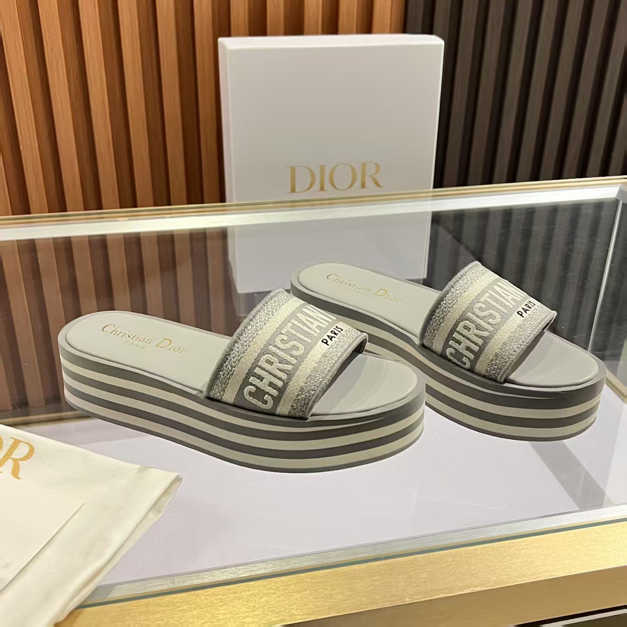 Dior最新高品质刺绣拖鞋P210元
- 手工刺绣工艺，耗时匠心打造  
- 小羊皮内衬，透气柔软  
- 防滑橡胶厚底，轻盈缓震  
- 35-40码 （41定制）

**步履生花，穿行于艺术与生活之间。**  
Dior刺绣拖鞋——让足尖成为你品味与格调的诗意延伸。