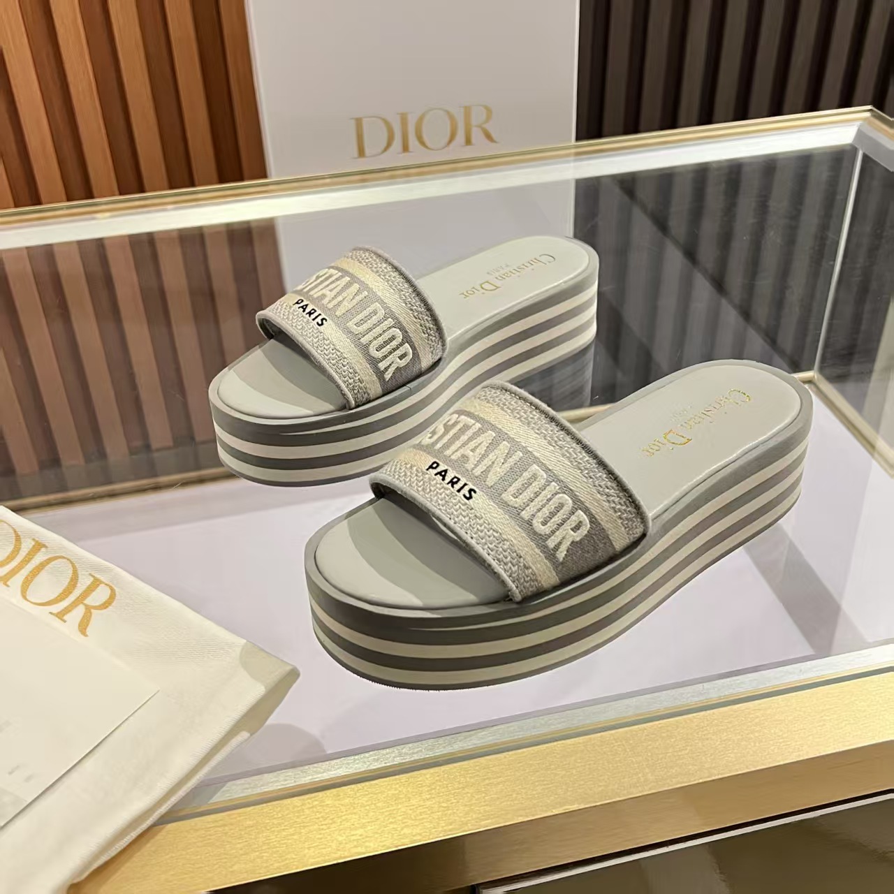 Dior最新高品质刺绣拖鞋P210元
- 手工刺绣工艺，耗时匠心打造  
- 小羊皮内衬，透气柔软  
- 防滑橡胶厚底，轻盈缓震  
- 35-40码 （41定制）

**步履生花，穿行于艺术与生活之间。**  
Dior刺绣拖鞋——让足尖成为你品味与格调的诗意延伸。