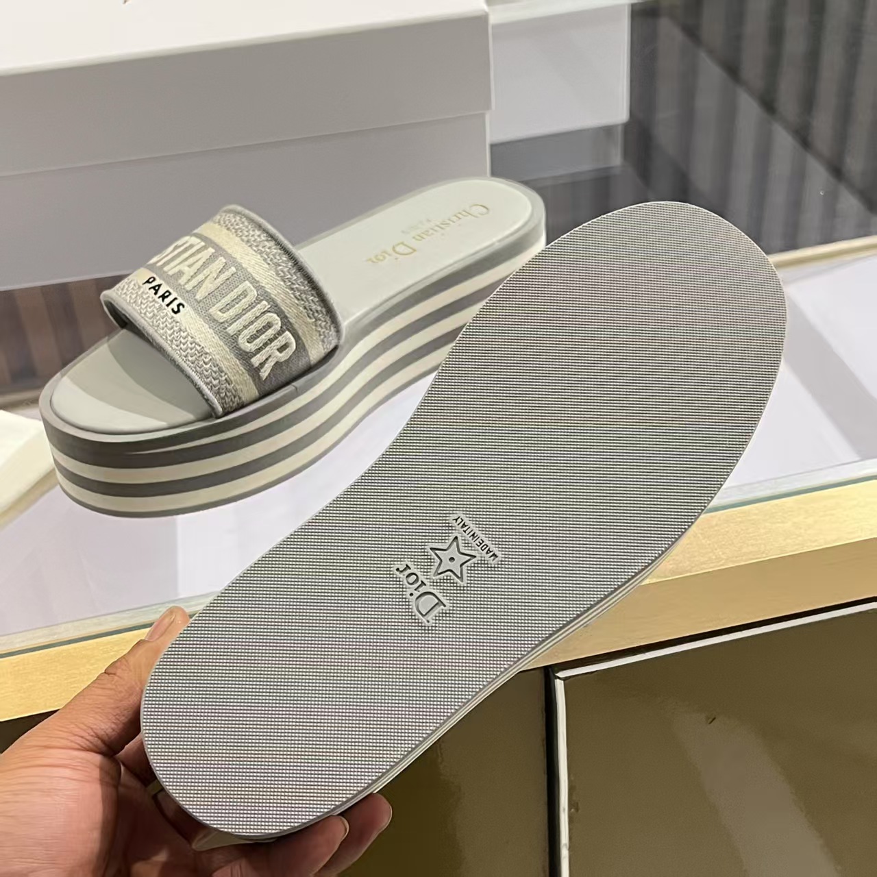 Dior最新高品质刺绣拖鞋P210元
- 手工刺绣工艺，耗时匠心打造  
- 小羊皮内衬，透气柔软  
- 防滑橡胶厚底，轻盈缓震  
- 35-40码 （41定制）

**步履生花，穿行于艺术与生活之间。**  
Dior刺绣拖鞋——让足尖成为你品味与格调的诗意延伸。