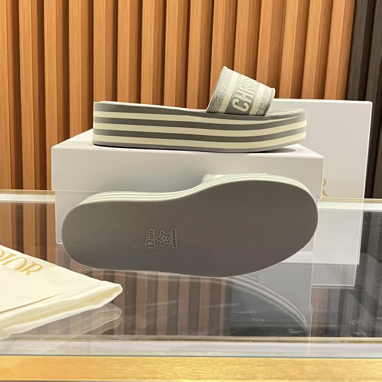 Dior最新高品质刺绣拖鞋P210元
- 手工刺绣工艺，耗时匠心打造  
- 小羊皮内衬，透气柔软  
- 防滑橡胶厚底，轻盈缓震  
- 35-40码 （41定制）

**步履生花，穿行于艺术与生活之间。**  
Dior刺绣拖鞋——让足尖成为你品味与格调的诗意延伸。