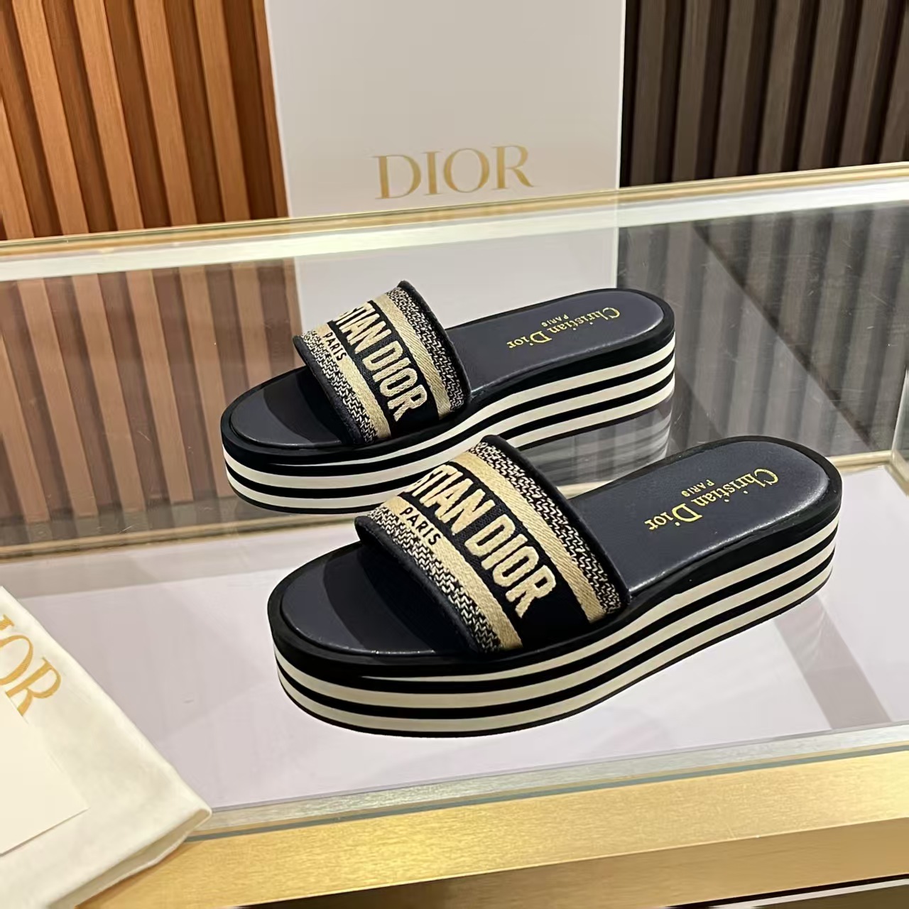 Dior最新高品质刺绣拖鞋P210元
- 手工刺绣工艺，耗时匠心打造  
- 小羊皮内衬，透气柔软  
- 防滑橡胶厚底，轻盈缓震  
- 35-40码 （41定制）

**步履生花，穿行于艺术与生活之间。**  
Dior刺绣拖鞋——让足尖成为你品味与格调的诗意延伸。