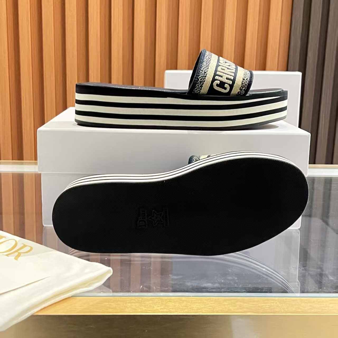 Dior最新高品质刺绣拖鞋P210元
- 手工刺绣工艺，耗时匠心打造  
- 小羊皮内衬，透气柔软  
- 防滑橡胶厚底，轻盈缓震  
- 35-40码 （41定制）

**步履生花，穿行于艺术与生活之间。**  
Dior刺绣拖鞋——让足尖成为你品味与格调的诗意延伸。