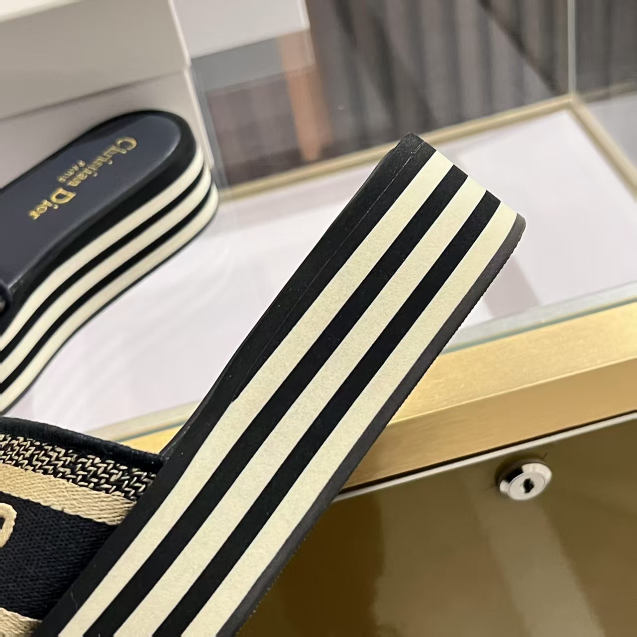 Dior最新高品质刺绣拖鞋P210元
- 手工刺绣工艺，耗时匠心打造  
- 小羊皮内衬，透气柔软  
- 防滑橡胶厚底，轻盈缓震  
- 35-40码 （41定制）

**步履生花，穿行于艺术与生活之间。**  
Dior刺绣拖鞋——让足尖成为你品味与格调的诗意延伸。