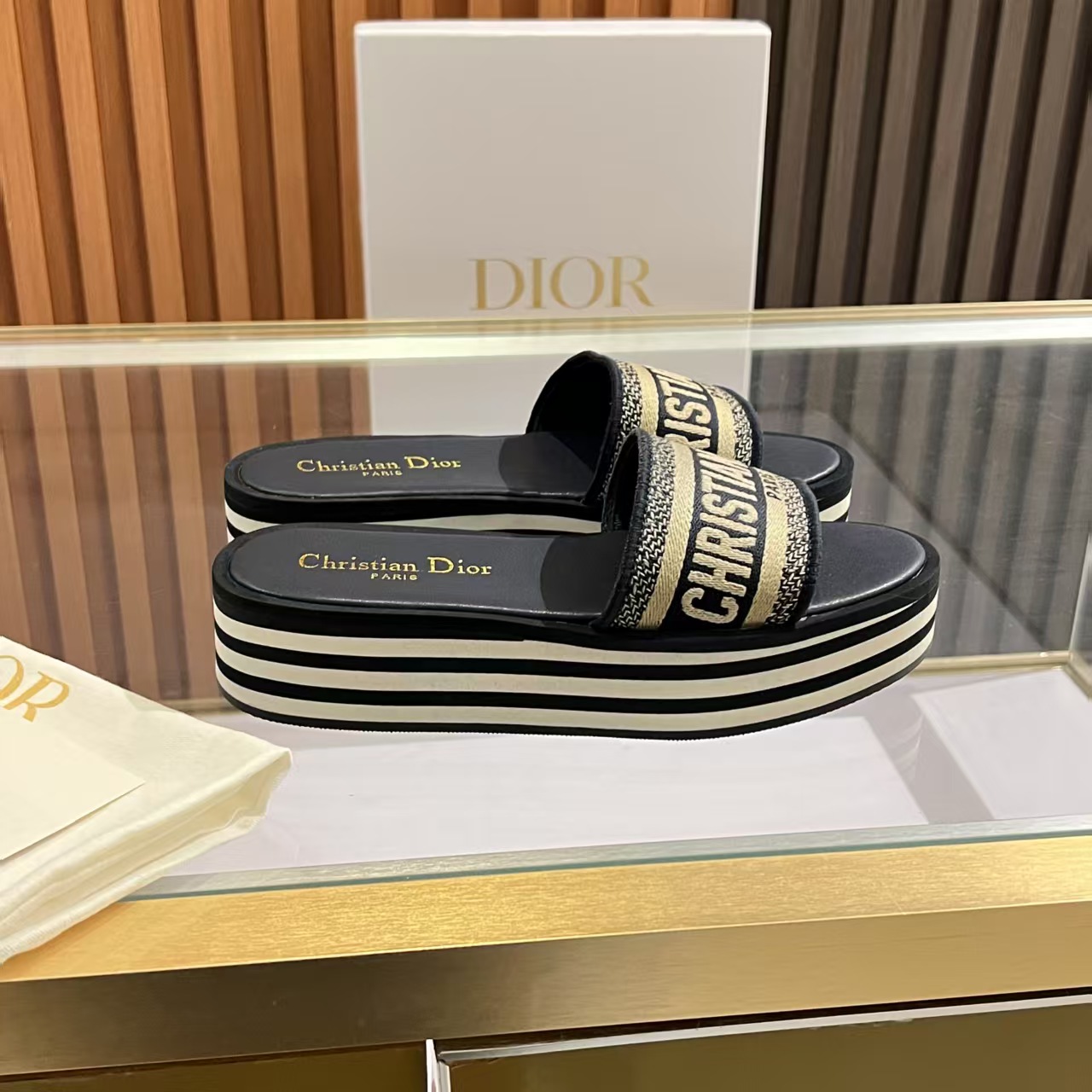 Dior最新高品质刺绣拖鞋P210元
- 手工刺绣工艺，耗时匠心打造  
- 小羊皮内衬，透气柔软  
- 防滑橡胶厚底，轻盈缓震  
- 35-40码 （41定制）

**步履生花，穿行于艺术与生活之间。**  
Dior刺绣拖鞋——让足尖成为你品味与格调的诗意延伸。