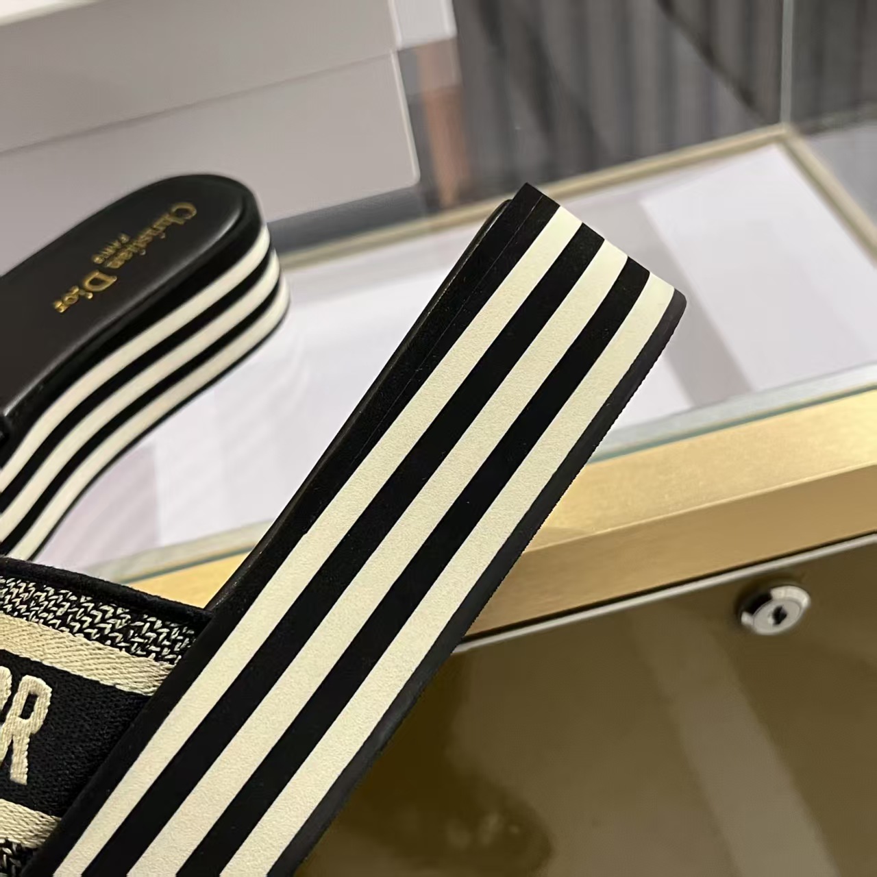 Dior最新高品质刺绣拖鞋P210元
- 手工刺绣工艺，耗时匠心打造  
- 小羊皮内衬，透气柔软  
- 防滑橡胶厚底，轻盈缓震  
- 35-40码 （41定制）

**步履生花，穿行于艺术与生活之间。**  
Dior刺绣拖鞋——让足尖成为你品味与格调的诗意延伸。