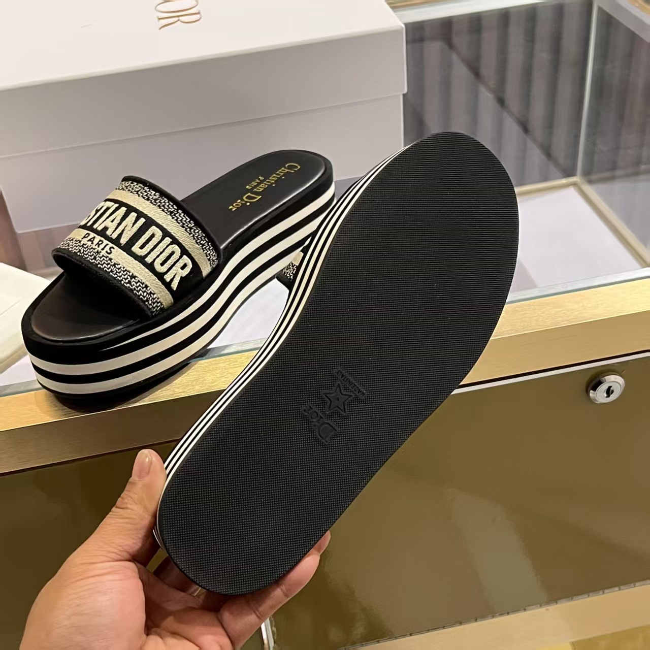 Dior最新高品质刺绣拖鞋P210元
- 手工刺绣工艺，耗时匠心打造  
- 小羊皮内衬，透气柔软  
- 防滑橡胶厚底，轻盈缓震  
- 35-40码 （41定制）

**步履生花，穿行于艺术与生活之间。**  
Dior刺绣拖鞋——让足尖成为你品味与格调的诗意延伸。