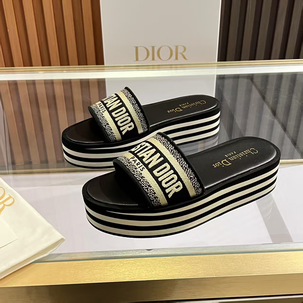 Dior最新高品质刺绣拖鞋P210元
- 手工刺绣工艺，耗时匠心打造  
- 小羊皮内衬，透气柔软  
- 防滑橡胶厚底，轻盈缓震  
- 35-40码 （41定制）

**步履生花，穿行于艺术与生活之间。**  
Dior刺绣拖鞋——让足尖成为你品味与格调的诗意延伸。