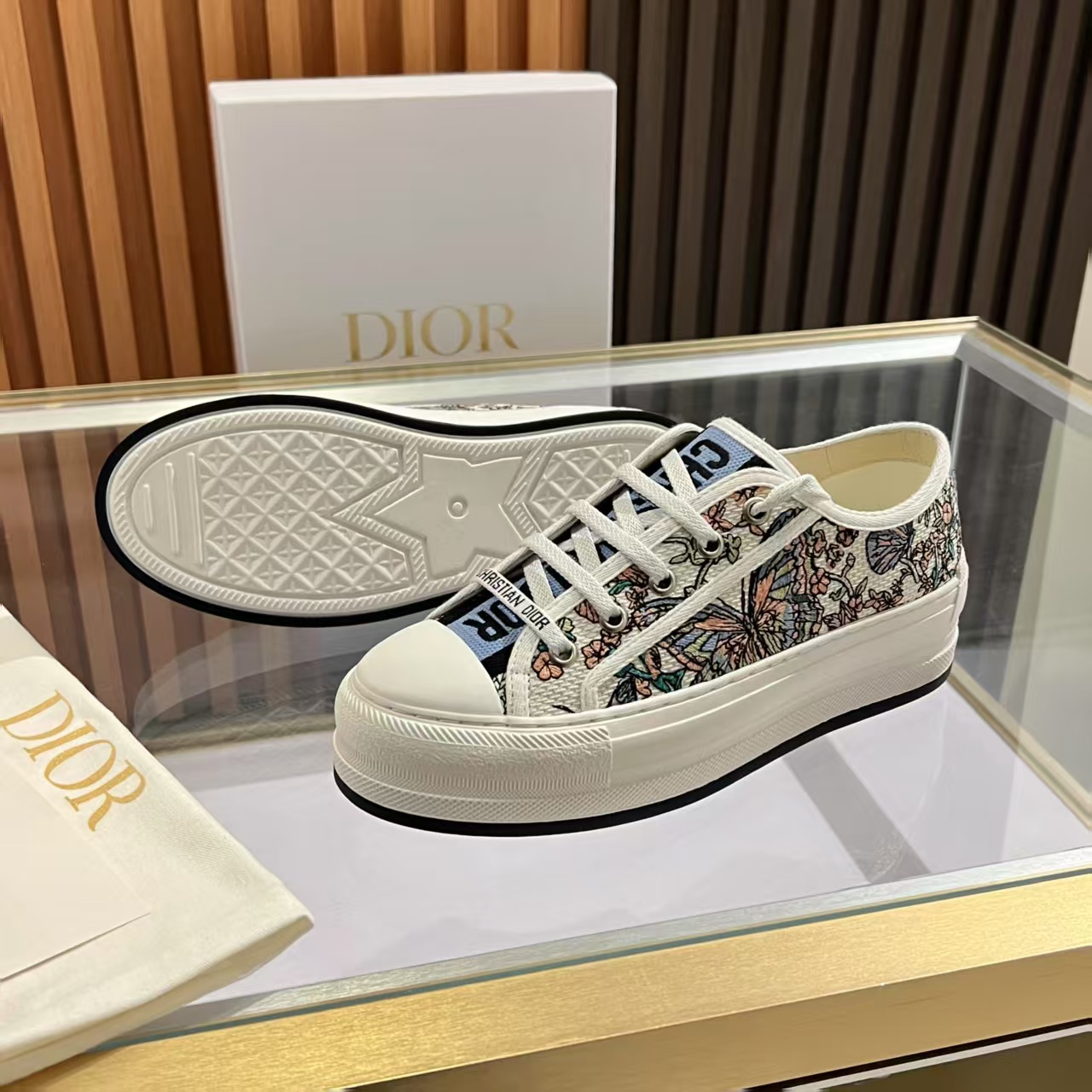 P260元 2025年Walk‘n’Dior刺绣中帮休闲鞋上新啦
在时尚的舞台上,Dior刺绣鞋是当之无愧的主角。细腻的针法游走于鞋面,每一针都倾注了匠人的心血,每一线都编织着艺术的诗篇。从繁复的花卉图案到灵动的几何纹理,刺绣如同赋予鞋子生命的魔法,让它在静态中也能展现出动态的美感。
穿上Dior刺绣鞋,仿佛踏入了一个充满艺术气息的梦幻世界。它不仅是一双鞋,更是一件行走的艺术品,将时尚与文化完美融合。无论是漫步在繁华的都市街头,还是出席重要的社交场合,Dior刺绣鞋都能为你的造型增添独特的魅力,成为众人瞩目的焦点。
选择Dior刺绣鞋,就是选择一种对品质的执着追求,对时尚的独特理解。让它陪伴你走过每一个精彩瞬间,留下属于你的时尚印记。
材质:内里羊皮 垫脚 丝绸牛皮
码数 35-41
跟高 5cm