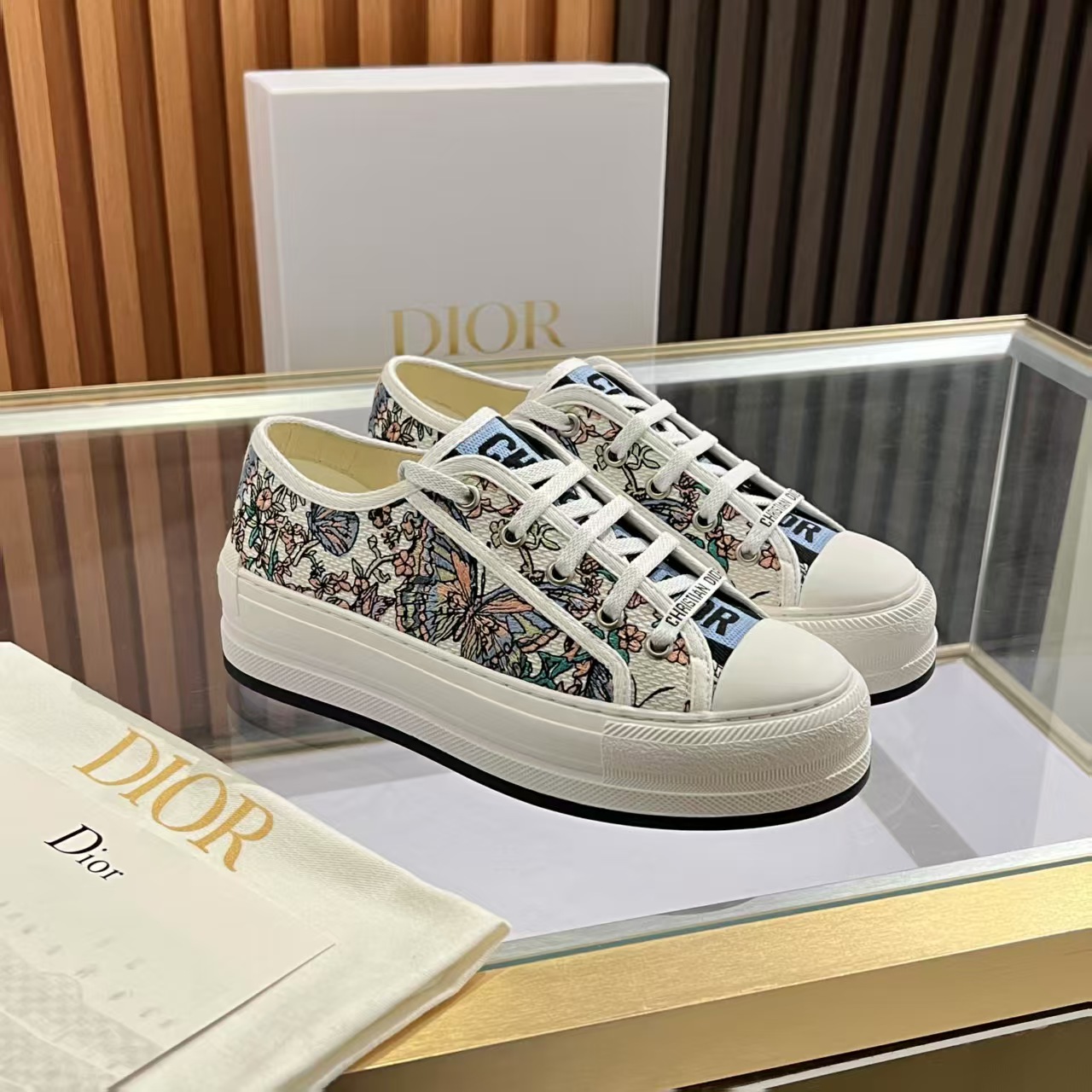 P260元 2025年Walk‘n’Dior刺绣中帮休闲鞋上新啦
在时尚的舞台上,Dior刺绣鞋是当之无愧的主角。细腻的针法游走于鞋面,每一针都倾注了匠人的心血,每一线都编织着艺术的诗篇。从繁复的花卉图案到灵动的几何纹理,刺绣如同赋予鞋子生命的魔法,让它在静态中也能展现出动态的美感。
穿上Dior刺绣鞋,仿佛踏入了一个充满艺术气息的梦幻世界。它不仅是一双鞋,更是一件行走的艺术品,将时尚与文化完美融合。无论是漫步在繁华的都市街头,还是出席重要的社交场合,Dior刺绣鞋都能为你的造型增添独特的魅力,成为众人瞩目的焦点。
选择Dior刺绣鞋,就是选择一种对品质的执着追求,对时尚的独特理解。让它陪伴你走过每一个精彩瞬间,留下属于你的时尚印记。
材质:内里羊皮 垫脚 丝绸牛皮
码数 35-41
跟高 5cm