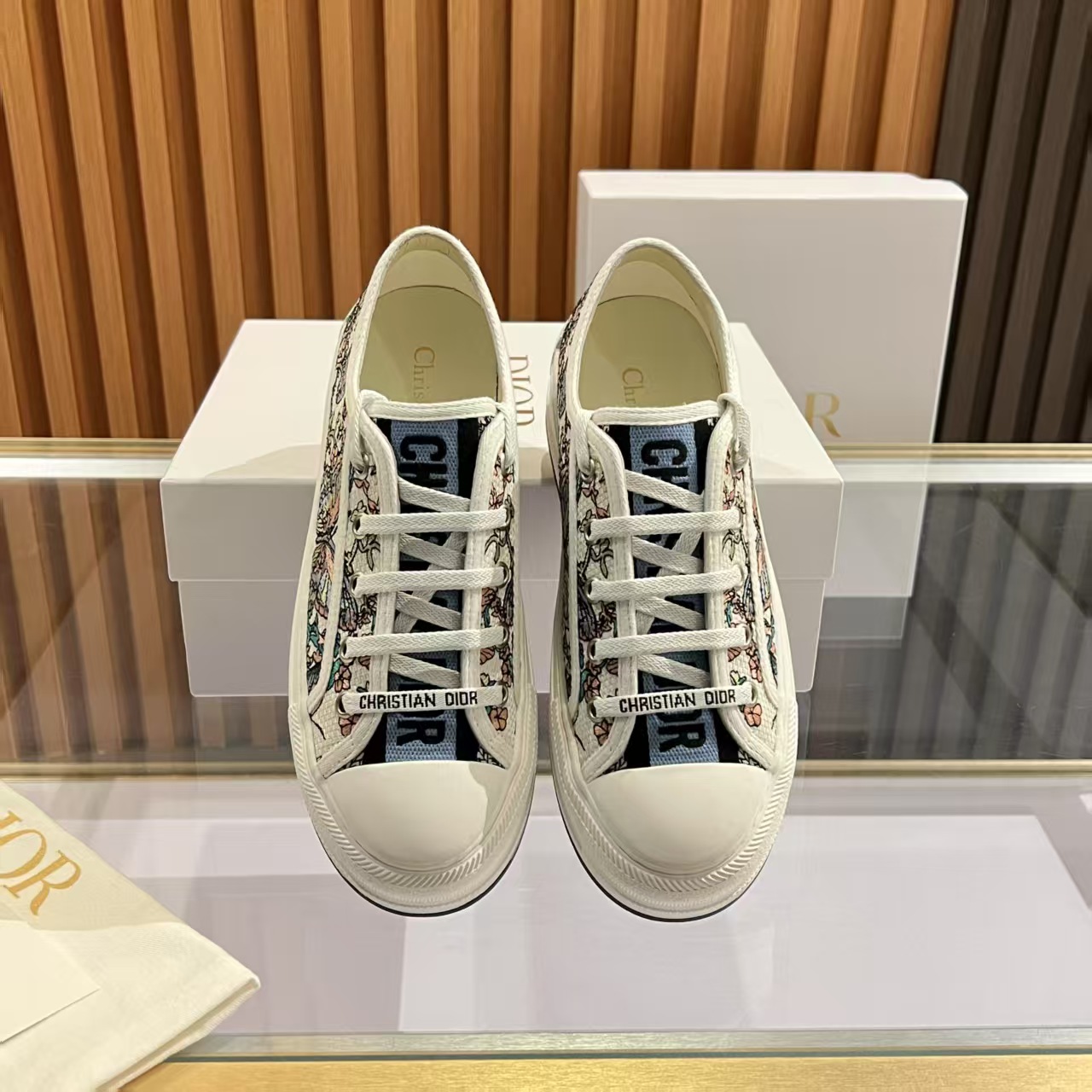 P260元 2025年Walk‘n’Dior刺绣中帮休闲鞋上新啦
在时尚的舞台上,Dior刺绣鞋是当之无愧的主角。细腻的针法游走于鞋面,每一针都倾注了匠人的心血,每一线都编织着艺术的诗篇。从繁复的花卉图案到灵动的几何纹理,刺绣如同赋予鞋子生命的魔法,让它在静态中也能展现出动态的美感。
穿上Dior刺绣鞋,仿佛踏入了一个充满艺术气息的梦幻世界。它不仅是一双鞋,更是一件行走的艺术品,将时尚与文化完美融合。无论是漫步在繁华的都市街头,还是出席重要的社交场合,Dior刺绣鞋都能为你的造型增添独特的魅力,成为众人瞩目的焦点。
选择Dior刺绣鞋,就是选择一种对品质的执着追求,对时尚的独特理解。让它陪伴你走过每一个精彩瞬间,留下属于你的时尚印记。
材质:内里羊皮 垫脚 丝绸牛皮
码数 35-41
跟高 5cm