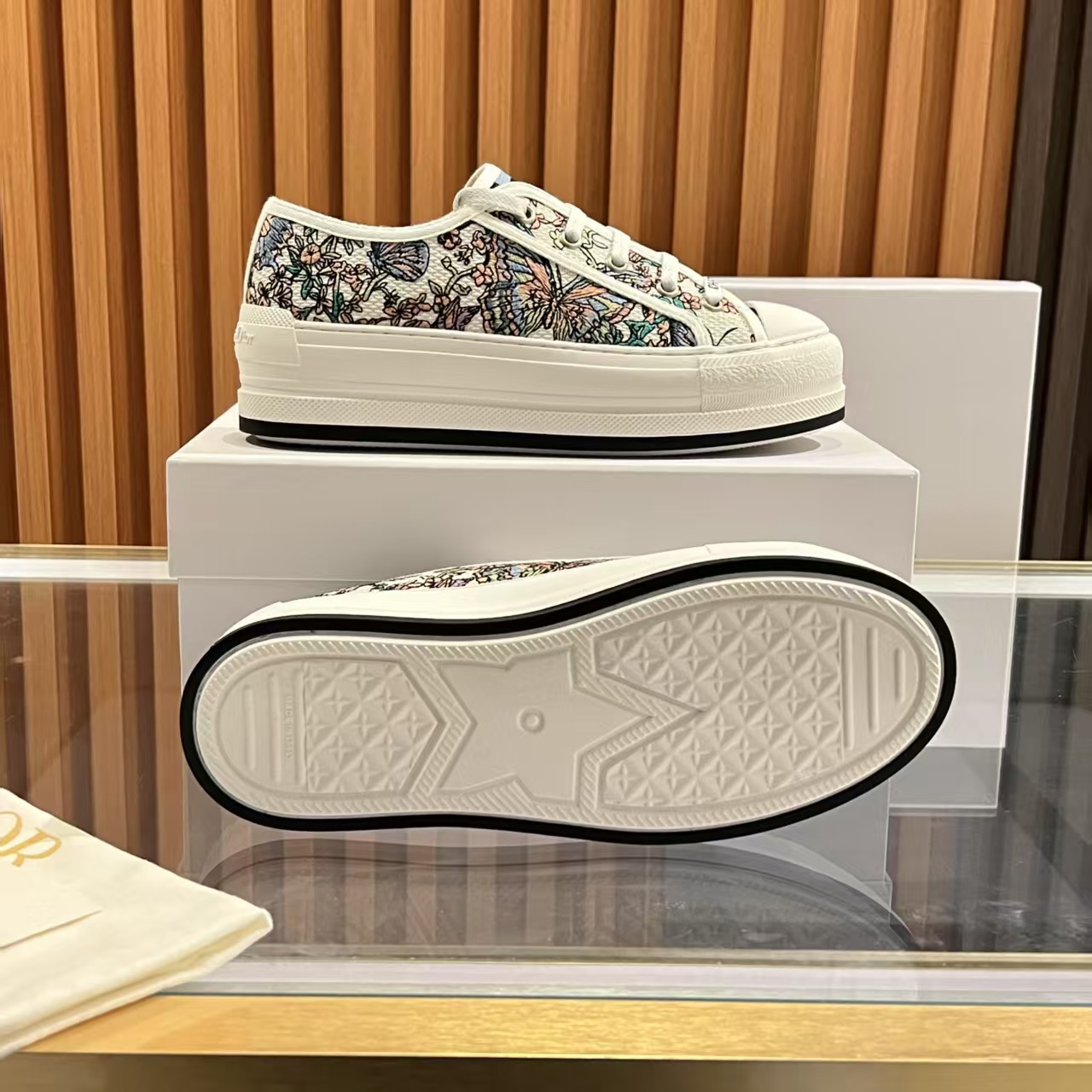 P260元 2025年Walk‘n’Dior刺绣中帮休闲鞋上新啦
在时尚的舞台上,Dior刺绣鞋是当之无愧的主角。细腻的针法游走于鞋面,每一针都倾注了匠人的心血,每一线都编织着艺术的诗篇。从繁复的花卉图案到灵动的几何纹理,刺绣如同赋予鞋子生命的魔法,让它在静态中也能展现出动态的美感。
穿上Dior刺绣鞋,仿佛踏入了一个充满艺术气息的梦幻世界。它不仅是一双鞋,更是一件行走的艺术品,将时尚与文化完美融合。无论是漫步在繁华的都市街头,还是出席重要的社交场合,Dior刺绣鞋都能为你的造型增添独特的魅力,成为众人瞩目的焦点。
选择Dior刺绣鞋,就是选择一种对品质的执着追求,对时尚的独特理解。让它陪伴你走过每一个精彩瞬间,留下属于你的时尚印记。
材质:内里羊皮 垫脚 丝绸牛皮
码数 35-41
跟高 5cm