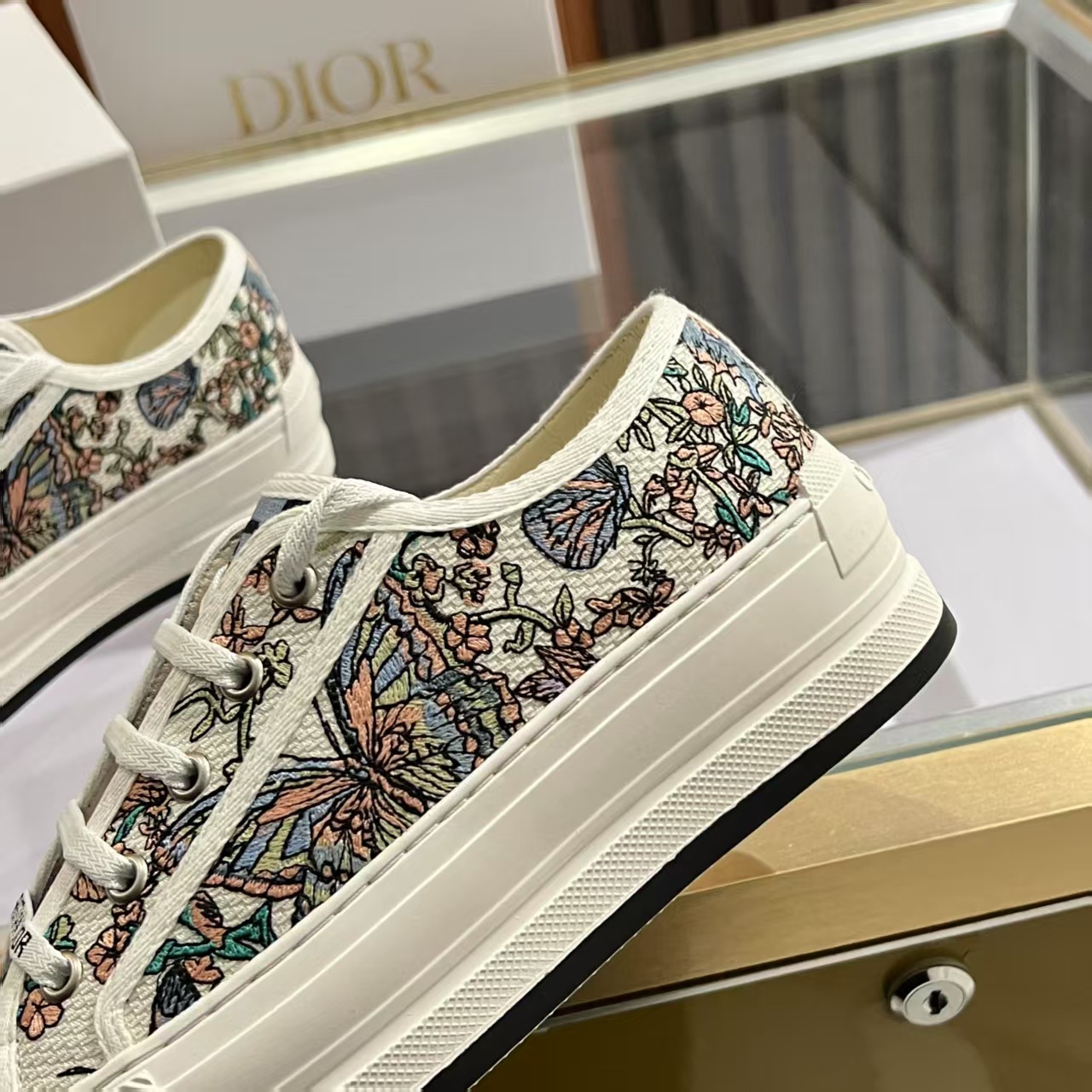 P260元 2025年Walk‘n’Dior刺绣中帮休闲鞋上新啦
在时尚的舞台上,Dior刺绣鞋是当之无愧的主角。细腻的针法游走于鞋面,每一针都倾注了匠人的心血,每一线都编织着艺术的诗篇。从繁复的花卉图案到灵动的几何纹理,刺绣如同赋予鞋子生命的魔法,让它在静态中也能展现出动态的美感。
穿上Dior刺绣鞋,仿佛踏入了一个充满艺术气息的梦幻世界。它不仅是一双鞋,更是一件行走的艺术品,将时尚与文化完美融合。无论是漫步在繁华的都市街头,还是出席重要的社交场合,Dior刺绣鞋都能为你的造型增添独特的魅力,成为众人瞩目的焦点。
选择Dior刺绣鞋,就是选择一种对品质的执着追求,对时尚的独特理解。让它陪伴你走过每一个精彩瞬间,留下属于你的时尚印记。
材质:内里羊皮 垫脚 丝绸牛皮
码数 35-41
跟高 5cm