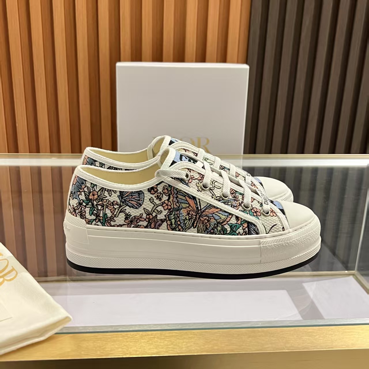 P260元 2025年Walk‘n’Dior刺绣中帮休闲鞋上新啦
在时尚的舞台上,Dior刺绣鞋是当之无愧的主角。细腻的针法游走于鞋面,每一针都倾注了匠人的心血,每一线都编织着艺术的诗篇。从繁复的花卉图案到灵动的几何纹理,刺绣如同赋予鞋子生命的魔法,让它在静态中也能展现出动态的美感。
穿上Dior刺绣鞋,仿佛踏入了一个充满艺术气息的梦幻世界。它不仅是一双鞋,更是一件行走的艺术品,将时尚与文化完美融合。无论是漫步在繁华的都市街头,还是出席重要的社交场合,Dior刺绣鞋都能为你的造型增添独特的魅力,成为众人瞩目的焦点。
选择Dior刺绣鞋,就是选择一种对品质的执着追求,对时尚的独特理解。让它陪伴你走过每一个精彩瞬间,留下属于你的时尚印记。
材质:内里羊皮 垫脚 丝绸牛皮
码数 35-41
跟高 5cm