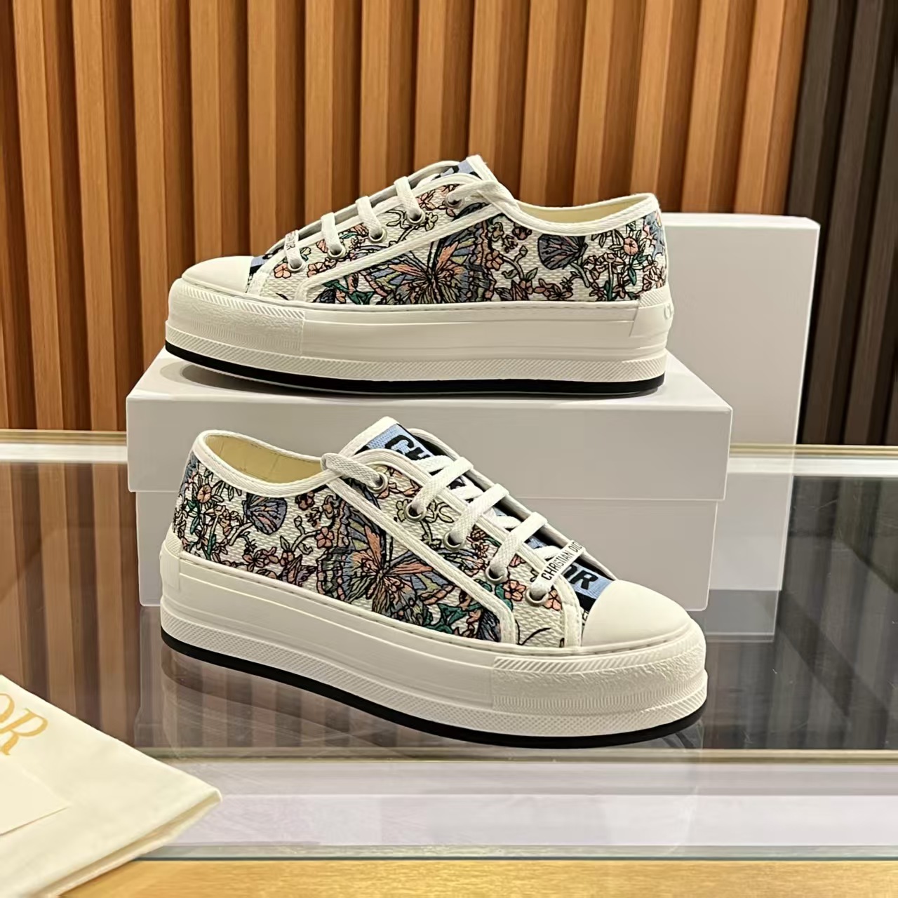 P260元 2025年Walk‘n’Dior刺绣中帮休闲鞋上新啦
在时尚的舞台上,Dior刺绣鞋是当之无愧的主角。细腻的针法游走于鞋面,每一针都倾注了匠人的心血,每一线都编织着艺术的诗篇。从繁复的花卉图案到灵动的几何纹理,刺绣如同赋予鞋子生命的魔法,让它在静态中也能展现出动态的美感。
穿上Dior刺绣鞋,仿佛踏入了一个充满艺术气息的梦幻世界。它不仅是一双鞋,更是一件行走的艺术品,将时尚与文化完美融合。无论是漫步在繁华的都市街头,还是出席重要的社交场合,Dior刺绣鞋都能为你的造型增添独特的魅力,成为众人瞩目的焦点。
选择Dior刺绣鞋,就是选择一种对品质的执着追求,对时尚的独特理解。让它陪伴你走过每一个精彩瞬间,留下属于你的时尚印记。
材质:内里羊皮 垫脚 丝绸牛皮
码数 35-41
跟高 5cm