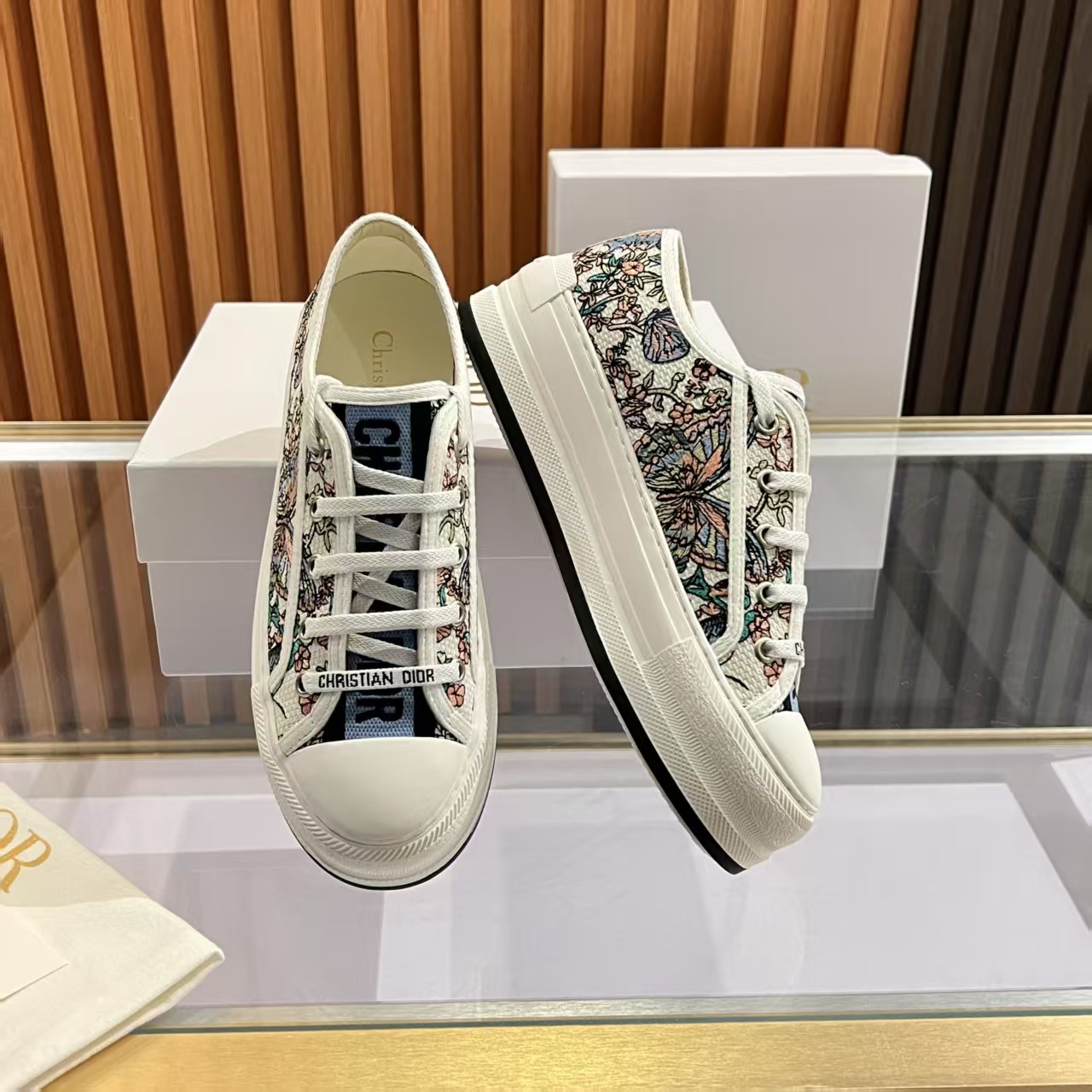P260元 2025年Walk‘n’Dior刺绣中帮休闲鞋上新啦
在时尚的舞台上,Dior刺绣鞋是当之无愧的主角。细腻的针法游走于鞋面,每一针都倾注了匠人的心血,每一线都编织着艺术的诗篇。从繁复的花卉图案到灵动的几何纹理,刺绣如同赋予鞋子生命的魔法,让它在静态中也能展现出动态的美感。
穿上Dior刺绣鞋,仿佛踏入了一个充满艺术气息的梦幻世界。它不仅是一双鞋,更是一件行走的艺术品,将时尚与文化完美融合。无论是漫步在繁华的都市街头,还是出席重要的社交场合,Dior刺绣鞋都能为你的造型增添独特的魅力,成为众人瞩目的焦点。
选择Dior刺绣鞋,就是选择一种对品质的执着追求,对时尚的独特理解。让它陪伴你走过每一个精彩瞬间,留下属于你的时尚印记。
材质:内里羊皮 垫脚 丝绸牛皮
码数 35-41
跟高 5cm