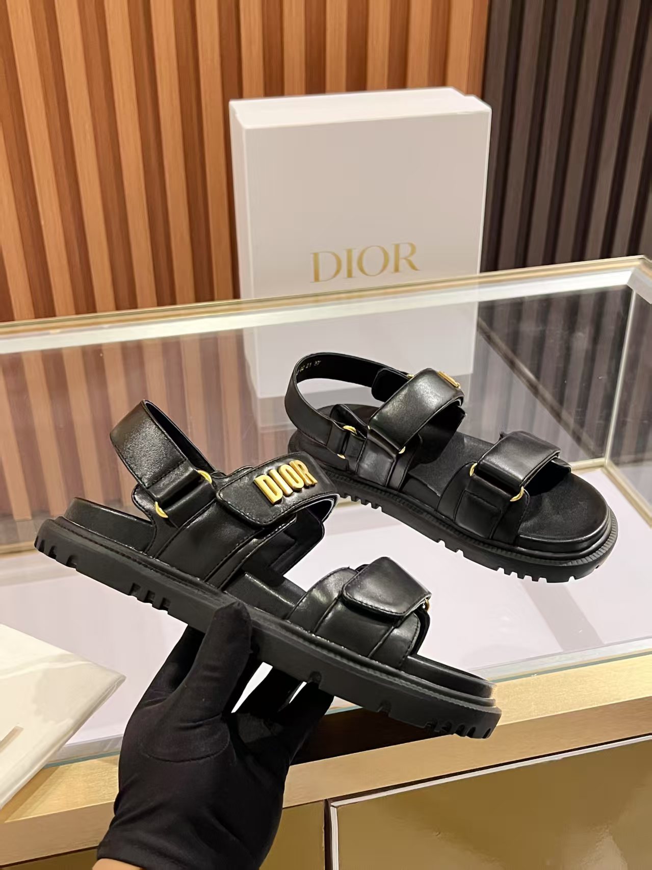 NO:406952,Dior classic sandals step into the fashion territory of Dior slippers and encounter the ultimate fusion of elegance and comfort. The upper is engraved with the Christian Dior Paris logo with exquisite embroidery. The delicate needle method tells the brand's profound heritage and is fully recognizable. It uses superior materials, and the touch is soft and fits the feet, as if it is tailor-made for the feet. The sole is carefully designed and engraved with the lucky star symbol of Christian Dior, which is not only a beautiful embellishment, but also provides reliable grip, and every step is taken steadily and safely.  It is designed with simple design and easy to put on and take off. Whether it is a lazy weekend or a comfortable vacation, it can be easily adapted. Whether it is paired with casual shorts, casual jeans, or flowing dresses, Dior slippers can instantly enhance the overall look and show an unintentional fashionable attitude. Dior slippers, in the name of fashion, inject luxurious charm into your life and accompany you to take every step of confidence and elegance. Material Delicious real leather upper outsole TPR, non-slip wear-resistant Size 35-41 (42 customized) Color Black. White, slippers sandals, dior, sandals, slippers, shorts, jeans, cowhide19860909Dior经典爆款凉拖 踏入Dior拖鞋的时尚领地,邂逅优雅与舒适的极致融合.鞋面以精湛刺绣工艺,镌刻着Christian Dior Paris标志,细腻针法诉说品牌的深厚底蕴,辨识度满格.  选用上乘材质,触感柔软贴合双足,仿佛为双脚量身定制的温柔呵护.鞋底精心设计,镌刻着Christian Dior的幸运星符号,不仅是美观的点缀,更提供了可靠的抓地力,每一步都走得稳健安心 .  它设计简约,轻松穿脱,不管是慵懒的周末时光,还是惬意的度假时刻,都能轻松适配.无论是搭配休闲的短裤、随性的牛仔裤,还是飘逸的连衣裙,Dior拖鞋都能让整体造型瞬间提升格调,展现出不经意的时髦态度 .  Dior拖鞋,以时尚之名,为你的足下生活注入奢华魅力,伴你迈出自信优雅的每一步. 材质 细腻真牛皮鞋面 大底 TPR,防滑耐磨 码数 35-41（42定做） 颜色 黑. 白,拖鞋凉鞋,dior,sandals,slippers,skirts,shorts,jeans,cowhide,Women's Shoes