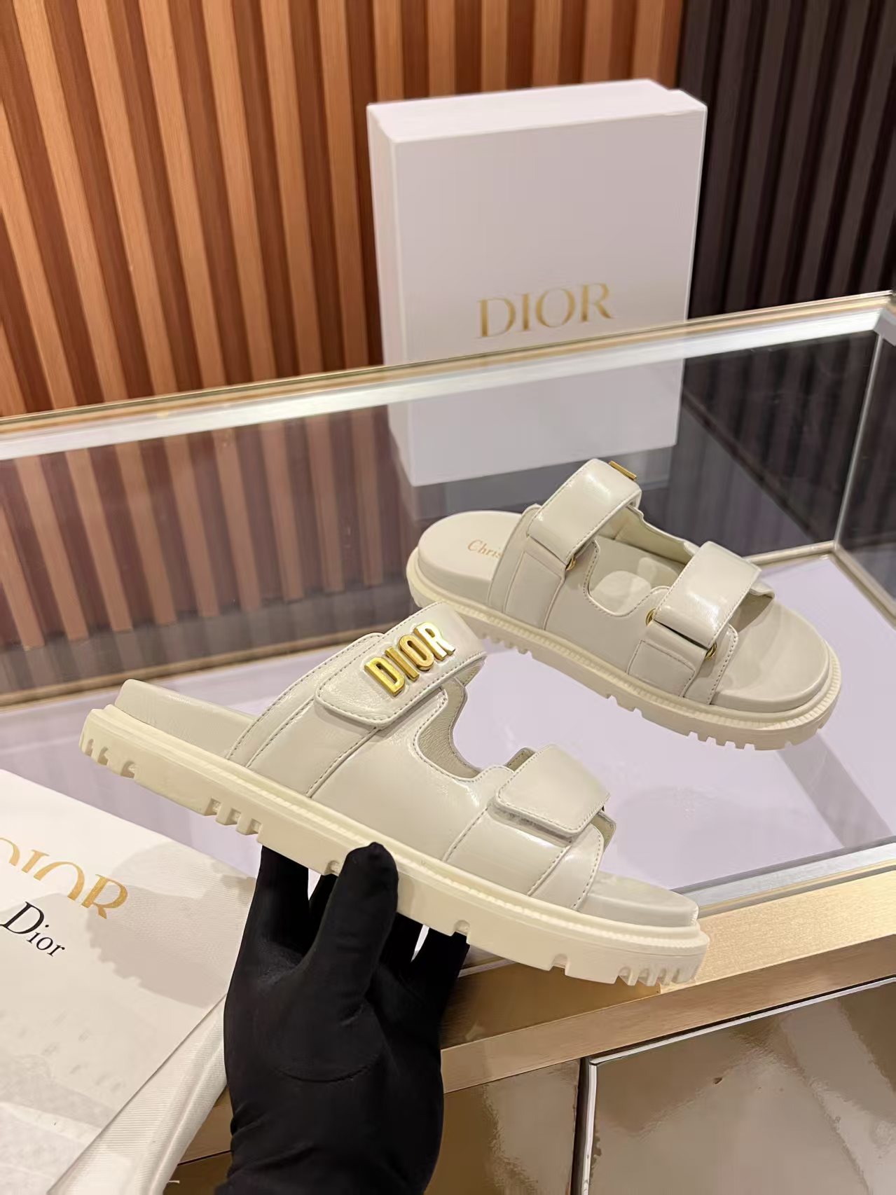 NO:406955,.Dior classic sandals Step into the fashion territory of Dior slippers and encounter the ultimate fusion of elegance and comfort. The upper is engraved with the Christian Dior Paris logo with exquisite embroidery. The delicate needle method tells the brand's profound heritage and is fully recognizable. It uses superior materials, and the touch is soft and fits the feet, as if it is tailor-made for the feet. The sole is carefully designed and engraved with the lucky star symbol of Christian Dior, which is not only a beautiful embellishment, but also provides reliable grip, and every step is taken steadily and safely.  It is designed with simple design and easy to put on and take off. Whether it is a lazy weekend or a comfortable vacation, it can be easily adapted. Whether it is paired with casual shorts, casual jeans, or flowing dresses, Dior slippers can instantly enhance the overall look and show an unintentional fashionable attitude. Dior slippers, in the name of fashion, inject luxurious charm into your life and accompany you to take every step of confidence and elegance. Material Delicious real leather upper outsole TPR, non-slip wear-resistant Size 35-41 (42 customized) Color Black. White, slippers sandals, dior, sandals, slippers, shorts, jeans, cowhide19860909.Dior经典爆款凉拖 踏入Dior拖鞋的时尚领地,邂逅优雅与舒适的极致融合.鞋面以精湛刺绣工艺,镌刻着Christian Dior Paris标志,细腻针法诉说品牌的深厚底蕴,辨识度满格.  选用上乘材质,触感柔软贴合双足,仿佛为双脚量身定制的温柔呵护.鞋底精心设计,镌刻着Christian Dior的幸运星符号,不仅是美观的点缀,更提供了可靠的抓地力,每一步都走得稳健安心 .  它设计简约,轻松穿脱,不管是慵懒的周末时光,还是惬意的度假时刻,都能轻松适配.无论是搭配休闲的短裤、随性的牛仔裤,还是飘逸的连衣裙,Dior拖鞋都能让整体造型瞬间提升格调,展现出不经意的时髦态度 .  Dior拖鞋,以时尚之名,为你的足下生活注入奢华魅力,伴你迈出自信优雅的每一步. 材质 细腻真牛皮鞋面 大底 TPR,防滑耐磨 码数 35-41（42定做） 颜色 黑. 白,拖鞋凉鞋,dior,sandals,slippers,skirts,shorts,jeans,cowhide,Women's Shoes