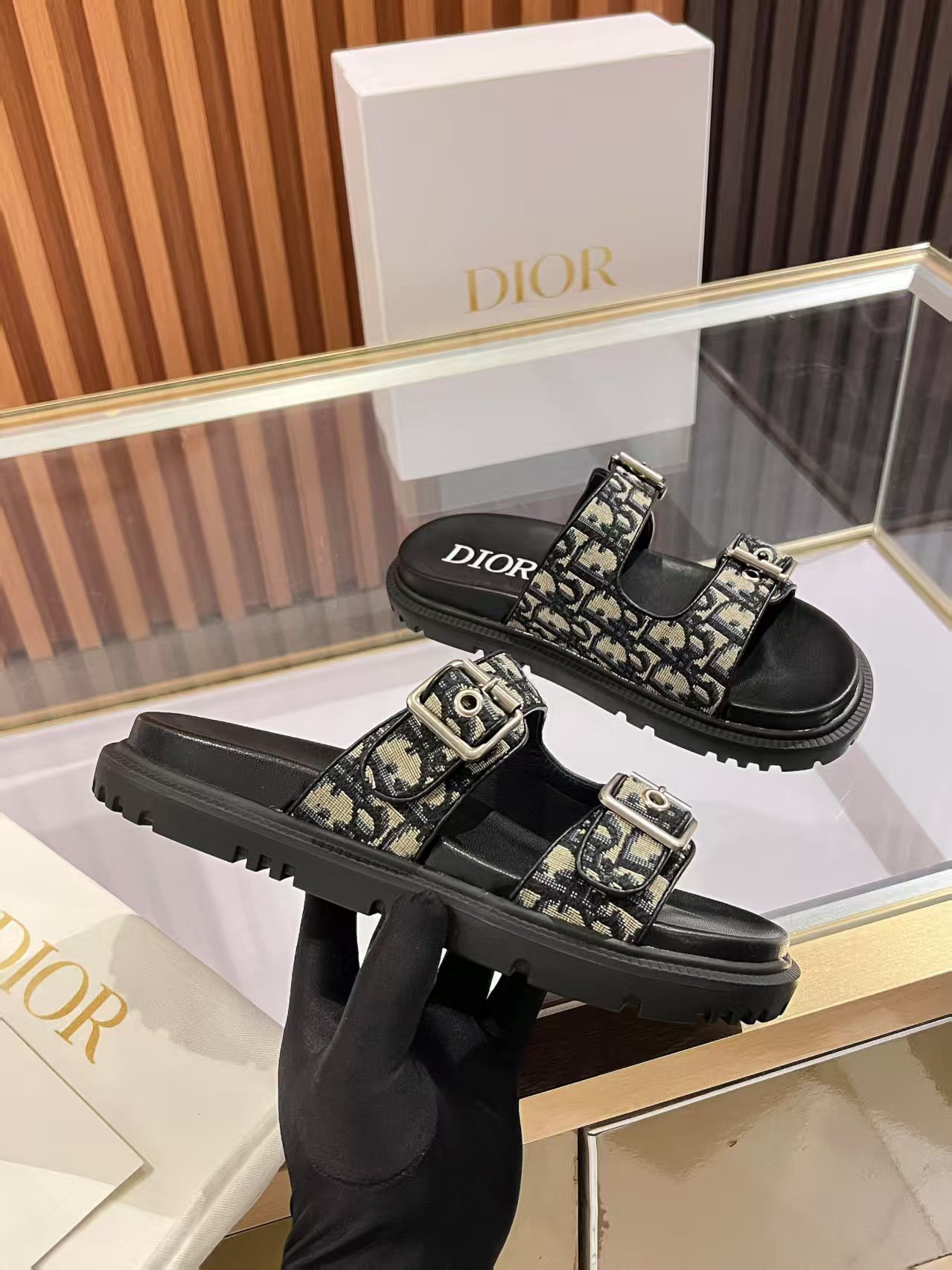 NO:406960,.Dior classic canvas sandals. Step into the fashion territory of Dior slippers and encounter the ultimate fusion of elegance and comfort. The upper is engraved with the Christian Dior Paris logo with exquisite embroidery. The delicate needle method tells the brand's profound heritage and is fully recognizable. It uses superior materials, and the touch is soft and fits the feet, as if it is a gentle care tailored for the feet. The sole is carefully designed and engraved with the lucky star symbol of Christian Dior. It is not only a beautiful embellishment, but also provides reliable grip. Every step is taken steadily and safely.  It is designed with simple design and easy to put on and take off. Whether it is a lazy weekend or a comfortable vacation, it can be easily adapted. Whether it is paired with casual shorts, casual jeans, or flowing dresses, Dior slippers can instantly enhance the overall look and show an unintentional fashionable attitude. Dior slippers, in the name of fashion, inject luxurious charm into your life and accompany you to take every step of confidence and elegance. Material Tassel canvas upper Outsole TPR, non-slip wear-resistant Size 35-41 (42 customized) Color Black. White, slippers sandals, dior, sandals, slippers, shorts, jeans19860909.Dior经典帆布爆款凉拖 踏入Dior拖鞋的时尚领地,邂逅优雅与舒适的极致融合.鞋面以精湛刺绣工艺,镌刻着Christian Dior Paris标志,细腻针法诉说品牌的深厚底蕴,辨识度满格.  选用上乘材质,触感柔软贴合双足,仿佛为双脚量身定制的温柔呵护.鞋底精心设计,镌刻着Christian Dior的幸运星符号,不仅是美观的点缀,更提供了可靠的抓地力,每一步都走得稳健安心 .  它设计简约,轻松穿脱,不管是慵懒的周末时光,还是惬意的度假时刻,都能轻松适配.无论是搭配休闲的短裤、随性的牛仔裤,还是飘逸的连衣裙,Dior拖鞋都能让整体造型瞬间提升格调,展现出不经意的时髦态度 .  Dior拖鞋,以时尚之名,为你的足下生活注入奢华魅力,伴你迈出自信优雅的每一步. 材质 流苏帆布鞋面 大底 TPR,防滑耐磨 码数 35-41（42定做） 颜色 黑. 白,拖鞋凉鞋,dior,sandals,slippers,skirts,shorts,jeans,Women's Shoes