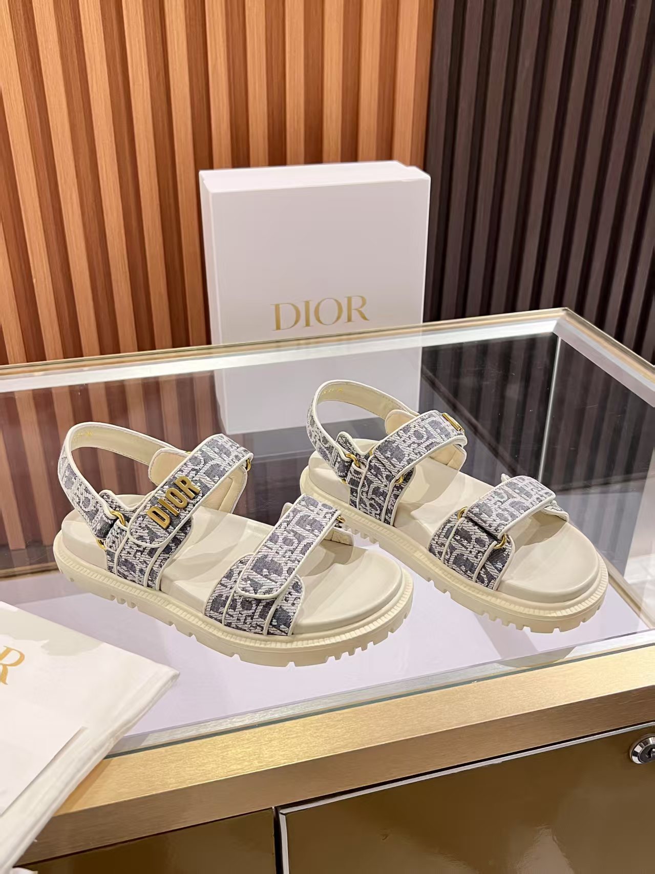 NO:406965,.Dior canvas sandals Step into the fashion territory of Dior slippers and encounter the ultimate fusion of elegance and comfort. The upper is engraved with the Christian Dior Paris logo with exquisite embroidery. The delicate needle method tells the brand's profound heritage and is fully recognizable. It uses superior materials, and the touch is soft and fits the feet, as if it is a gentle care tailored for the feet. The sole is carefully designed and engraved with the lucky star symbol of Christian Dior, which is not only a beautiful embellishment, but also provides reliable grip, and every step is taken steadily and safely.  It is designed with simple design and easy to put on and take off. Whether it is a lazy weekend or a comfortable vacation, it can be easily adapted. Whether it is paired with casual shorts, casual jeans, or flowing dresses, Dior slippers can instantly enhance the overall look and show an unintentional fashionable attitude. Dior slippers, in the name of fashion, inject luxurious charm into your life and accompany you to take every step of confidence and elegance. Material Printed canvas upper Outsole TPR, non-slip and wear-resistant Size 35-41 (42 customized), slippers sandals, dior, sandals, slippers, skirts, shorts, jeans19860909.Dior帆布爆款凉拖 踏入Dior拖鞋的时尚领地,邂逅优雅与舒适的极致融合.鞋面以精湛刺绣工艺,镌刻着Christian Dior Paris标志,细腻针法诉说品牌的深厚底蕴,辨识度满格.  选用上乘材质,触感柔软贴合双足,仿佛为双脚量身定制的温柔呵护.鞋底精心设计,镌刻着Christian Dior的幸运星符号,不仅是美观的点缀,更提供了可靠的抓地力,每一步都走得稳健安心 .  它设计简约,轻松穿脱,不管是慵懒的周末时光,还是惬意的度假时刻,都能轻松适配.无论是搭配休闲的短裤、随性的牛仔裤,还是飘逸的连衣裙,Dior拖鞋都能让整体造型瞬间提升格调,展现出不经意的时髦态度 .  Dior拖鞋,以时尚之名,为你的足下生活注入奢华魅力,伴你迈出自信优雅的每一步. 材质 印花帆布鞋面 大底 TPR,防滑耐磨 码数 35-41（42定做）,拖鞋凉鞋,dior,sandals,slippers,skirts,shorts,jeans,Women's Shoes