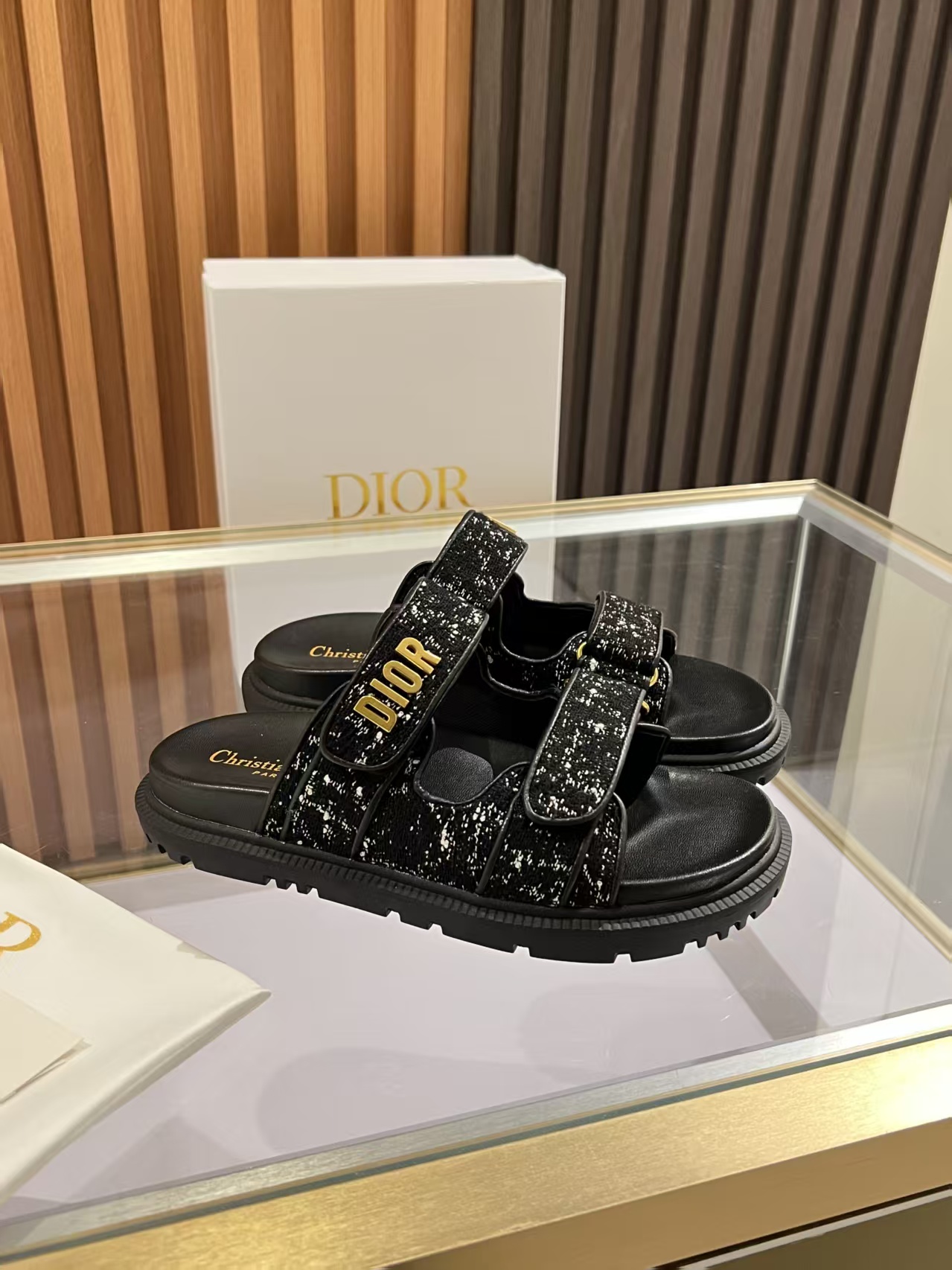 NO:406934,.Dior classic sandals Step into the fashion territory of Dior slippers and encounter the ultimate fusion of elegance and comfort. The upper is engraved with the Christian Dior Paris logo with exquisite embroidery. The delicate needle method tells the brand's profound heritage and is fully recognizable. It uses superior materials, and the touch is soft and fits the feet, as if it is tailor-made for the feet. The sole is carefully designed and engraved with the lucky star symbol of Christian Dior, which is not only a beautiful embellishment, but also provides reliable grip, and every step is taken steadily and safely.  It is designed with simple design and easy to put on and take off. Whether it is a lazy weekend or a comfortable vacation, it can be easily adapted. Whether it is paired with casual shorts, casual jeans, or flowing dresses, Dior slippers can instantly enhance the overall look and show an unintentional fashionable attitude. Dior slippers, in the name of fashion, inject luxurious charm into your life and accompany you to take every step of confidence and elegance. Material Delicious real leather upper outsole TPR, non-slip wear-resistant Size 35-41 (42 customized) Color Black. White, slippers sandals, dior, sandals, slippers, shorts, jeans, cowhide19860909.Dior经典爆款凉拖 踏入Dior拖鞋的时尚领地,邂逅优雅与舒适的极致融合.鞋面以精湛刺绣工艺,镌刻着Christian Dior Paris标志,细腻针法诉说品牌的深厚底蕴,辨识度满格.  选用上乘材质,触感柔软贴合双足,仿佛为双脚量身定制的温柔呵护.鞋底精心设计,镌刻着Christian Dior的幸运星符号,不仅是美观的点缀,更提供了可靠的抓地力,每一步都走得稳健安心 .  它设计简约,轻松穿脱,不管是慵懒的周末时光,还是惬意的度假时刻,都能轻松适配.无论是搭配休闲的短裤、随性的牛仔裤,还是飘逸的连衣裙,Dior拖鞋都能让整体造型瞬间提升格调,展现出不经意的时髦态度 .  Dior拖鞋,以时尚之名,为你的足下生活注入奢华魅力,伴你迈出自信优雅的每一步. 材质 细腻真牛皮鞋面 大底 TPR,防滑耐磨 码数 35-41（42定做） 颜色 黑. 白,拖鞋凉鞋,dior,sandals,slippers,skirts,shorts,jeans,cowhide,Women's Shoes