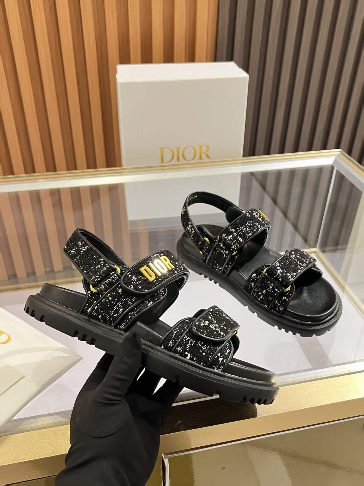 NO:406931,.Dior classic sandals Step into the fashion territory of Dior slippers and encounter the ultimate fusion of elegance and comfort. The upper is engraved with the Christian Dior Paris logo with exquisite embroidery. The delicate needle method tells the brand's profound heritage and is fully recognizable. It uses superior materials, and the touch is soft and fits the feet, as if it is tailor-made for the feet. The sole is carefully designed and engraved with the lucky star symbol of Christian Dior, which is not only a beautiful embellishment, but also provides reliable grip, and every step is taken steadily and safely.  It is designed with simple design and easy to put on and take off. Whether it is a lazy weekend or a comfortable vacation, it can be easily adapted. Whether it is paired with casual shorts, casual jeans, or flowing dresses, Dior slippers can instantly enhance the overall look and show an unintentional fashionable attitude. Dior slippers, in the name of fashion, inject luxurious charm into your life and accompany you to take every step of confidence and elegance. Material Delicious real leather upper outsole TPR, non-slip wear-resistant Size 35-41 (42 customized) Color black., slippers sandals, dior, sandals, slippers, shorts, jeans, cowhide19860909.Dior经典爆款凉拖 踏入Dior拖鞋的时尚领地,邂逅优雅与舒适的极致融合.鞋面以精湛刺绣工艺,镌刻着Christian Dior Paris标志,细腻针法诉说品牌的深厚底蕴,辨识度满格.  选用上乘材质,触感柔软贴合双足,仿佛为双脚量身定制的温柔呵护.鞋底精心设计,镌刻着Christian Dior的幸运星符号,不仅是美观的点缀,更提供了可靠的抓地力,每一步都走得稳健安心 .  它设计简约,轻松穿脱,不管是慵懒的周末时光,还是惬意的度假时刻,都能轻松适配.无论是搭配休闲的短裤、随性的牛仔裤,还是飘逸的连衣裙,Dior拖鞋都能让整体造型瞬间提升格调,展现出不经意的时髦态度 .  Dior拖鞋,以时尚之名,为你的足下生活注入奢华魅力,伴你迈出自信优雅的每一步. 材质 细腻真牛皮鞋面 大底 TPR,防滑耐磨 码数 35-41（42定做） 颜色 黑.,拖鞋凉鞋,dior,sandals,slippers,skirts,shorts,jeans,cowhide,Women's Shoes