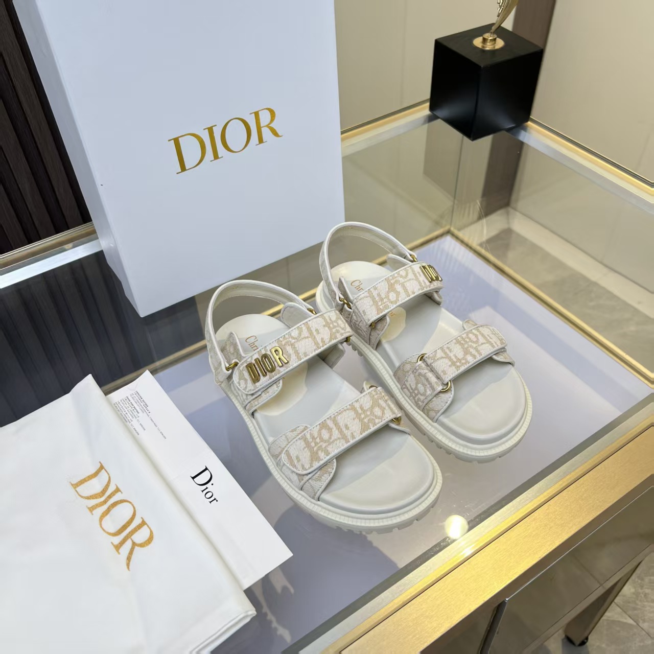 NO:408759,Dior classic sandals step into the fashion territory of Dior slippers and encounter the ultimate fusion of elegance and comfort. The upper is engraved with the Christian Dior Paris logo with exquisite embroidery. The delicate needle method tells the brand's profound heritage and is fully recognizable. It uses superior materials, and the touch is soft and fits the feet, as if it is tailor-made for the feet. The sole is carefully designed and engraved with the lucky star symbol of Christian Dior, which is not only a beautiful embellishment, but also provides reliable grip, and every step is taken steadily and safely.  It is designed with simple design and easy to put on and take off. Whether it is a lazy weekend or a comfortable vacation, it can be easily adapted. Whether it is paired with casual shorts, casual jeans, or flowing dresses, Dior slippers can instantly enhance the overall look and show an unintentional fashionable attitude. Dior slippers, in the name of fashion, inject luxurious charm into your life and accompany you to take every step of confidence and elegance. Material Delicious real leather upper outsole TPR, non-slip and wear-resistant Size 35-41 (42 customized), slippers sandals, dior, sandals, slippers, shorts, jeans, cowhide19860909Dior经典爆款凉拖 踏入Dior拖鞋的时尚领地,邂逅优雅与舒适的极致融合.鞋面以精湛刺绣工艺,镌刻着Christian Dior Paris标志,细腻针法诉说品牌的深厚底蕴,辨识度满格.  选用上乘材质,触感柔软贴合双足,仿佛为双脚量身定制的温柔呵护.鞋底精心设计,镌刻着Christian Dior的幸运星符号,不仅是美观的点缀,更提供了可靠的抓地力,每一步都走得稳健安心 .  它设计简约,轻松穿脱,不管是慵懒的周末时光,还是惬意的度假时刻,都能轻松适配.无论是搭配休闲的短裤、随性的牛仔裤,还是飘逸的连衣裙,Dior拖鞋都能让整体造型瞬间提升格调,展现出不经意的时髦态度 .  Dior拖鞋,以时尚之名,为你的足下生活注入奢华魅力,伴你迈出自信优雅的每一步. 材质 细腻真牛皮鞋面 大底 TPR,防滑耐磨 码数 35-41（42定做）,拖鞋凉鞋,dior,sandals,slippers,skirts,shorts,jeans,cowhide,Women's Shoes