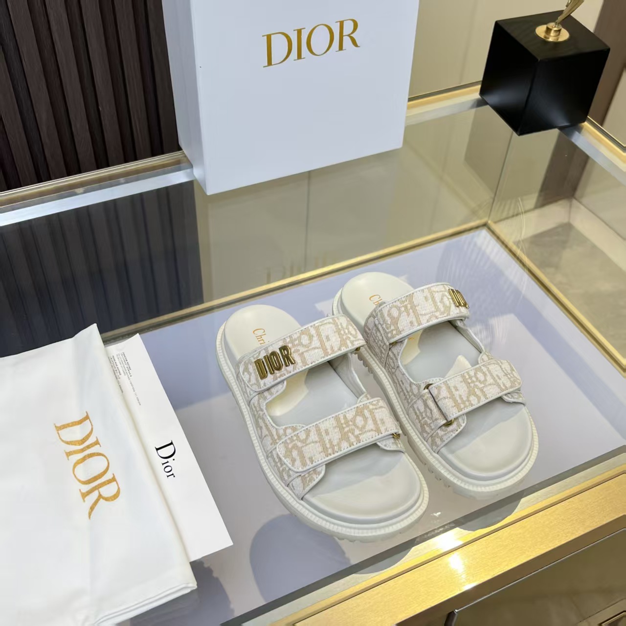 NO:408761,Dior classic sandals step into the fashion territory of Dior slippers and encounter the ultimate fusion of elegance and comfort. The upper is engraved with the Christian Dior Paris logo with exquisite embroidery. The delicate needle method tells the brand's profound heritage and is fully recognizable. It uses superior materials, and the touch is soft and fits the feet, as if it is tailor-made for the feet. The sole is carefully designed and engraved with the lucky star symbol of Christian Dior, which is not only a beautiful embellishment, but also provides reliable grip, and every step is taken steadily and safely.  It is designed with simple design and easy to put on and take off. Whether it is a lazy weekend or a comfortable vacation, it can be easily adapted. Whether it is paired with casual shorts, casual jeans, or flowing dresses, Dior slippers can instantly enhance the overall look and show an unintentional fashionable attitude. Dior slippers, in the name of fashion, inject luxurious charm into your life and accompany you to take every step of confidence and elegance. Material Delicious real leather upper outsole TPR, non-slip and wear-resistant Size 35-41 (42 customized), slippers sandals, dior, sandals, slippers, shorts, jeans, cowhide19860909Dior经典爆款凉拖 踏入Dior拖鞋的时尚领地,邂逅优雅与舒适的极致融合.鞋面以精湛刺绣工艺,镌刻着Christian Dior Paris标志,细腻针法诉说品牌的深厚底蕴,辨识度满格.  选用上乘材质,触感柔软贴合双足,仿佛为双脚量身定制的温柔呵护.鞋底精心设计,镌刻着Christian Dior的幸运星符号,不仅是美观的点缀,更提供了可靠的抓地力,每一步都走得稳健安心 .  它设计简约,轻松穿脱,不管是慵懒的周末时光,还是惬意的度假时刻,都能轻松适配.无论是搭配休闲的短裤、随性的牛仔裤,还是飘逸的连衣裙,Dior拖鞋都能让整体造型瞬间提升格调,展现出不经意的时髦态度 .  Dior拖鞋,以时尚之名,为你的足下生活注入奢华魅力,伴你迈出自信优雅的每一步. 材质 细腻真牛皮鞋面 大底 TPR,防滑耐磨 码数 35-41（42定做）,拖鞋凉鞋,dior,sandals,slippers,skirts,shorts,jeans,cowhide,Women's Shoes