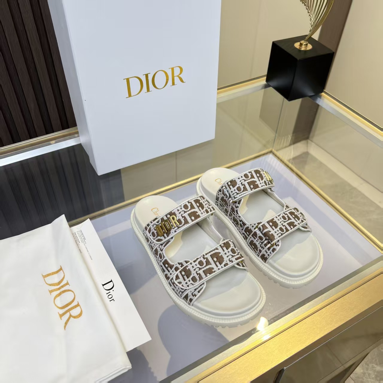 NO:408764,Dior classic sandals step into the fashion territory of Dior slippers and encounter the ultimate fusion of elegance and comfort. The upper is engraved with the Christian Dior Paris logo with exquisite embroidery. The delicate needle method tells the brand's profound heritage and is fully recognizable. It uses superior materials, and the touch is soft and fits the feet, as if it is tailor-made for the feet. The sole is carefully designed and engraved with the lucky star symbol of Christian Dior, which is not only a beautiful embellishment, but also provides reliable grip, and every step is taken steadily and safely.  It is designed with simple design and easy to put on and take off. Whether it is a lazy weekend or a comfortable vacation, it can be easily adapted. Whether it is paired with casual shorts, casual jeans, or flowing dresses, Dior slippers can instantly enhance the overall look and show an unintentional fashionable attitude. Dior slippers, in the name of fashion, inject luxurious charm into your life and accompany you to take every step of confidence and elegance. Material Delicious real leather upper outsole TPR, non-slip and wear-resistant Size 35-41 (42 customized), slippers sandals, dior, sandals, slippers, shorts, jeans, cowhide19860909Dior经典爆款凉拖 踏入Dior拖鞋的时尚领地,邂逅优雅与舒适的极致融合.鞋面以精湛刺绣工艺,镌刻着Christian Dior Paris标志,细腻针法诉说品牌的深厚底蕴,辨识度满格.  选用上乘材质,触感柔软贴合双足,仿佛为双脚量身定制的温柔呵护.鞋底精心设计,镌刻着Christian Dior的幸运星符号,不仅是美观的点缀,更提供了可靠的抓地力,每一步都走得稳健安心 .  它设计简约,轻松穿脱,不管是慵懒的周末时光,还是惬意的度假时刻,都能轻松适配.无论是搭配休闲的短裤、随性的牛仔裤,还是飘逸的连衣裙,Dior拖鞋都能让整体造型瞬间提升格调,展现出不经意的时髦态度 .  Dior拖鞋,以时尚之名,为你的足下生活注入奢华魅力,伴你迈出自信优雅的每一步. 材质 细腻真牛皮鞋面 大底 TPR,防滑耐磨 码数 35-41（42定做）,拖鞋凉鞋,dior,sandals,slippers,skirts,shorts,jeans,cowhide,Women's Shoes