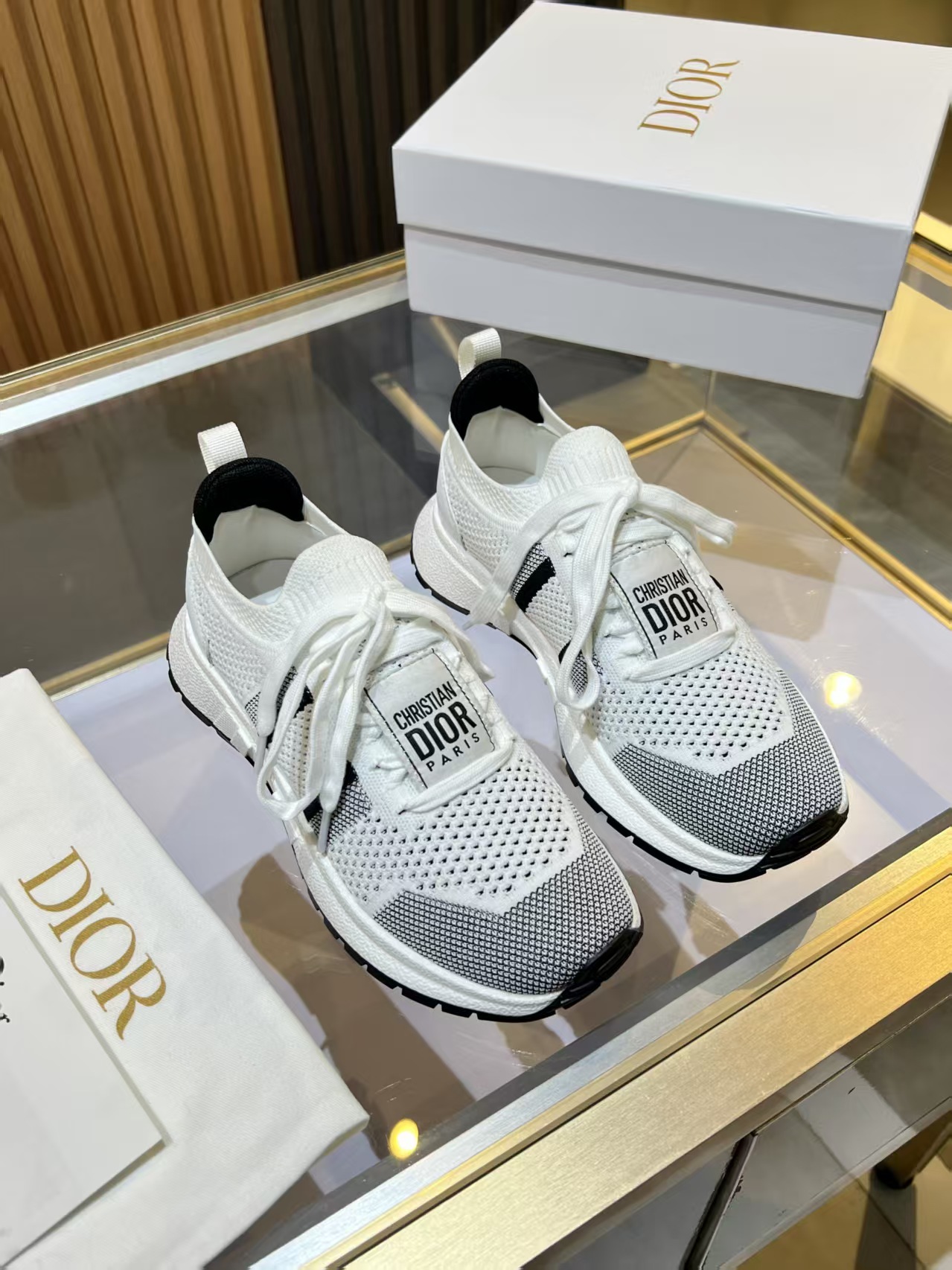 NO:408768,DIOR CHRONO - p high-end new style, casual, business, integrated sports shoes. Simple and super versatile. Upper matching logo. Perfect and luxurious on the feet can be matched with spring, summer, autumn and winter clothing. It is even more comfortable to wear on the feet!  The original material is disassembled and perfectly replicated. The flying woven upper is breathable and comfortable. The original super light TPU absorbent film and anti-slip outsole. Ingenious. Full of details. Fine workmanship. Worth owning. The configuration counter original packaging. 3 colors are SIZE35--40 (41 can be customized), casual shoes/sports shoes, dior, dior, sneakers19860909DIOR CHRONO迪奥 ——p 高版本新款.休闲.商务.集一体运动鞋. 简约超级百搭. 鞋面搭配 Logo布标.上脚完美奢华可任意搭配春夏秋冬服饰. 上脚更是舒适！ 材质原版拆解完美复刻. 飞织鞋面透气舒适.原版超级轻盈TPU吸膜防滑大底. 别出心裁.细节满满.做工精细.值得拥有 配置专柜原版包装. 3色同入 SIZE35--40（41可订做）,休闲鞋/运动鞋,dior,dior,sneakers,Women's Shoes