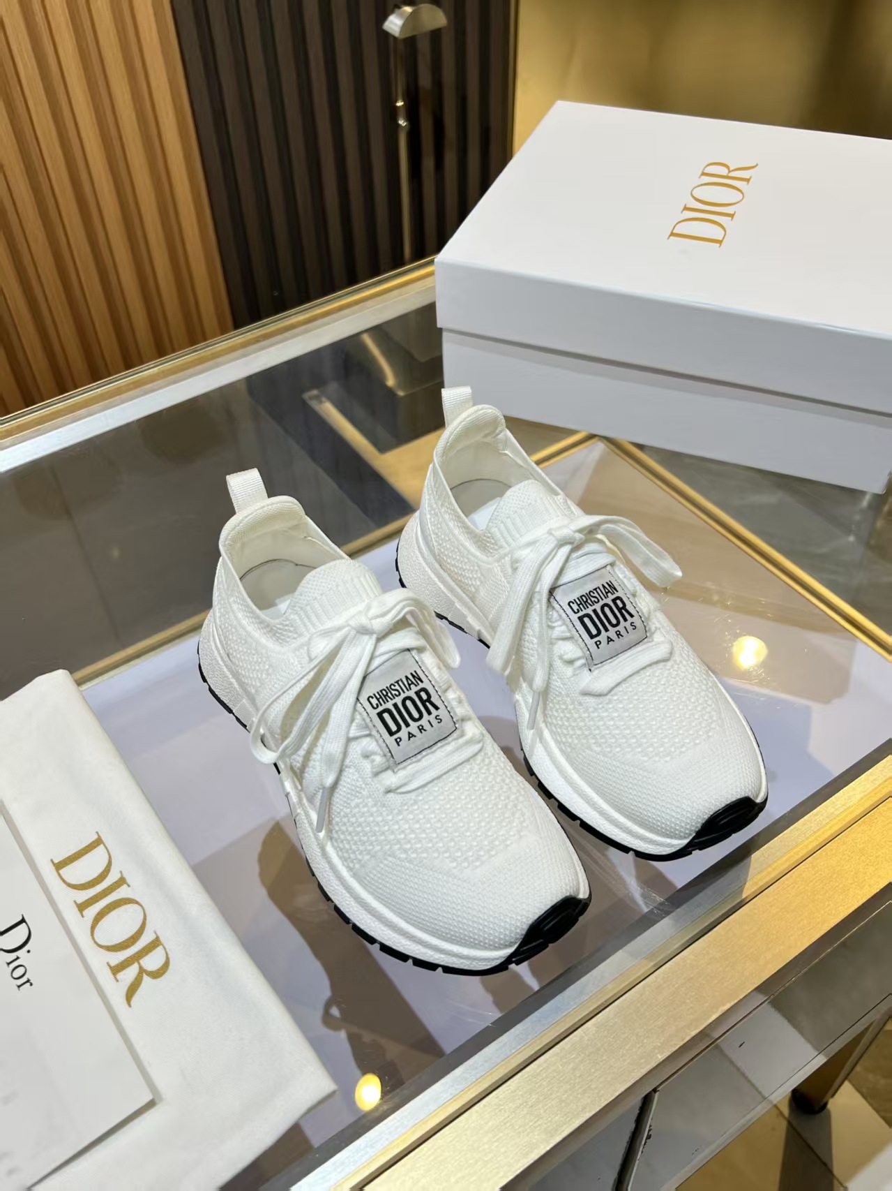 NO:408770,DIOR CHRONO High-end new style, casual, business, integrated sports shoes. Simple and super versatile. Upper matching ——p Logo cloth. Perfect and luxurious on the feet can be matched with spring, summer, autumn and winter clothing. It is even more comfortable to wear on the feet!  The original material is disassembled and perfectly replicated. The flying woven upper is breathable and comfortable. The original super light TPU absorbent film and anti-slip outsole. Ingenious. Full of details. Fine workmanship. Worth owning. The configuration counter original packaging. 3 colors are SIZE35--40 (41 can be customized), casual shoes/sports shoes, dior, dior, sneakers19860909DIOR CHRONO迪奥 高版本新款.休闲.商务.集一体运动鞋. 简约超级百搭. 鞋面搭配 ——p Logo布标.上脚完美奢华可任意搭配春夏秋冬服饰. 上脚更是舒适！ 材质原版拆解完美复刻. 飞织鞋面透气舒适.原版超级轻盈TPU吸膜防滑大底. 别出心裁.细节满满.做工精细.值得拥有 配置专柜原版包装. 3色同入 SIZE35--40（41可订做）,休闲鞋/运动鞋,dior,dior,sneakers,Women's Shoes