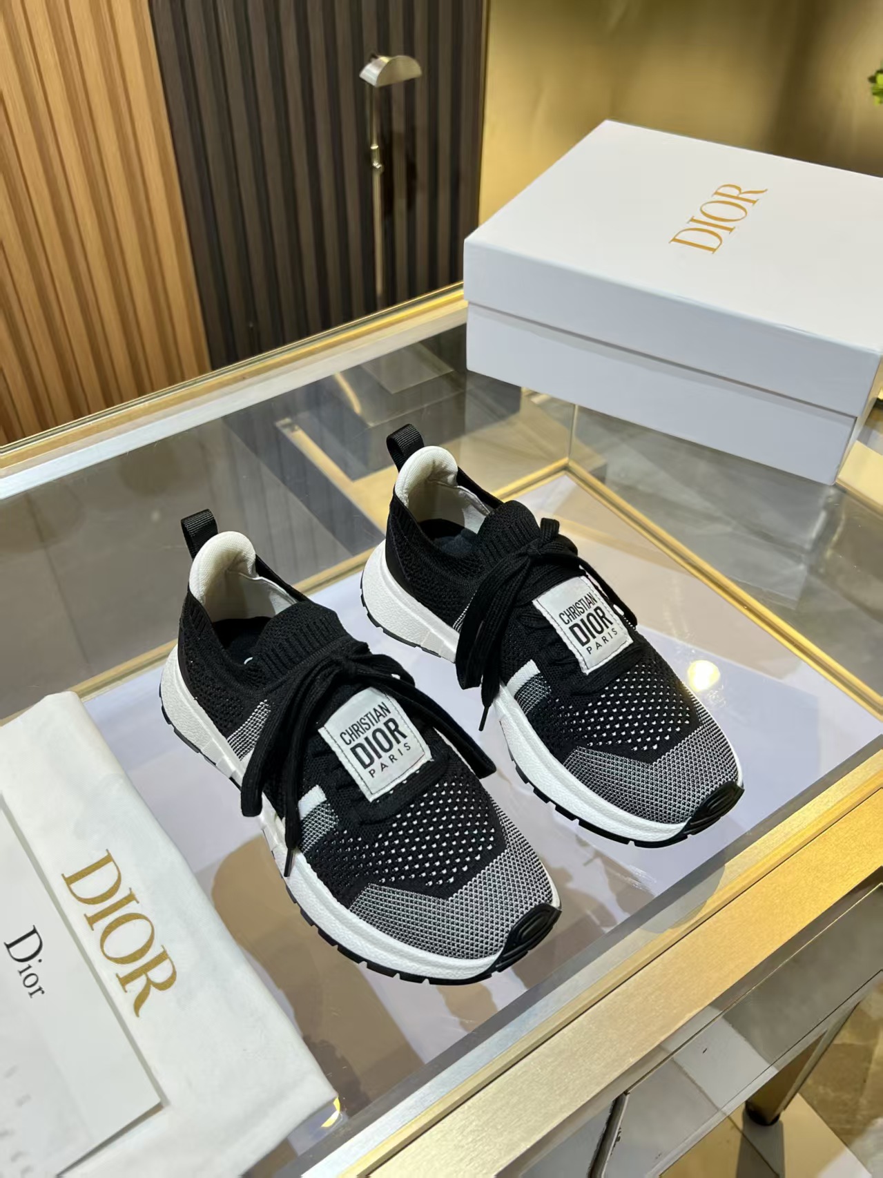 NO:408772,DIOR CHRONO High-end new style, casual, business, integrated sports shoes. Simple and super versatile. Upper matching p--Logo cloth. It is perfect and luxurious to wear with spring, summer, autumn and winter clothing. It is even more comfortable to wear!  The original material is disassembled and perfectly replicated. The flying woven upper is breathable and comfortable. The original super light TPU absorbent film and anti-slip outsole. Ingenious. Full of details. Fine workmanship. Worth owning. The configuration counter original packaging. 3 colors are SIZE35--40 (41 can be customized), casual shoes/sports shoes, dior, dior, sneakers19860909DIOR CHRONO迪奥 高版本新款.休闲.商务.集一体运动鞋. 简约超级百搭. 鞋面搭配 p—— Logo布标.上脚完美奢华可任意搭配春夏秋冬服饰. 上脚更是舒适！ 材质原版拆解完美复刻. 飞织鞋面透气舒适.原版超级轻盈TPU吸膜防滑大底. 别出心裁.细节满满.做工精细.值得拥有 配置专柜原版包装. 3色同入 SIZE35--40（41可订做）,休闲鞋/运动鞋,dior,dior,sneakers,Women's Shoes