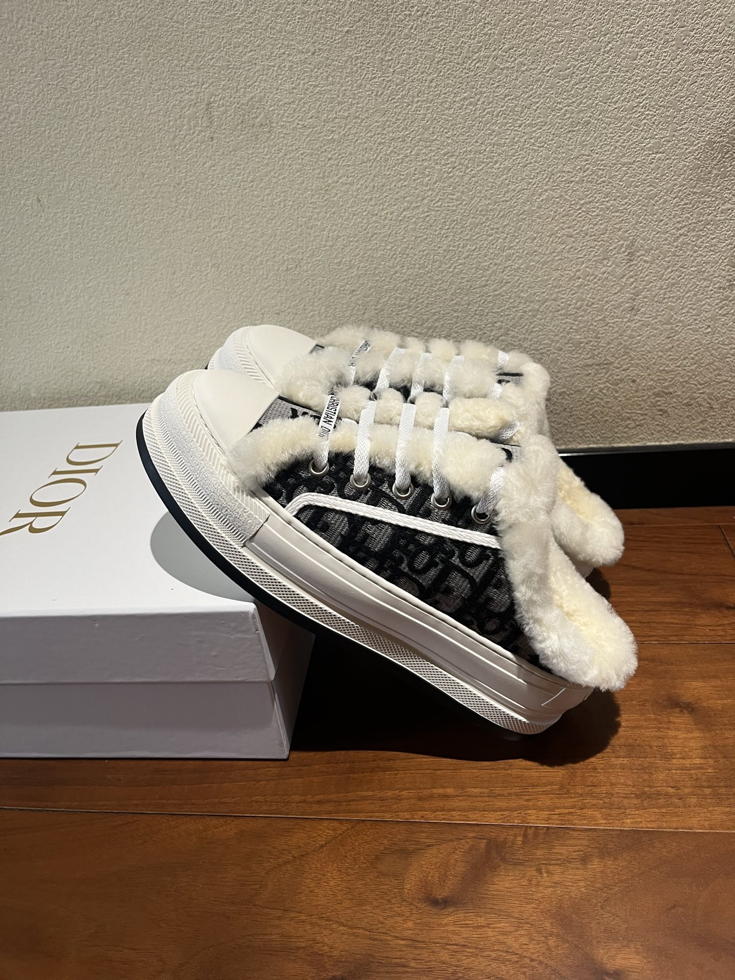 Dior 半拖真羊毛刺绣毛拖出货啦
💰270。Dior迪奥2025Walk'n系列 刺绣厚底帆布毛拖鞋 休闲运动鞋
原版购入开发 做货 这款 Walk'n'Dior 厚底运动鞋是一款时尚单品，提升该系列的格调。Oblique。牛仔棉质刺绣鞋面，搭配舒适厚底、鞋舌和 Christian Dior Paris 标志鞋带。可为各式休闲造型增添时髦气质
▪️面料: 原版定制进口Oblique 皮面牛仔刺绣
▪️内里: 进口柔软羊毛里
▪️大底: 原版独家开模TPU材质
▪️底厚: 5CM
▪️Size: 女款35-39(40.41定做)