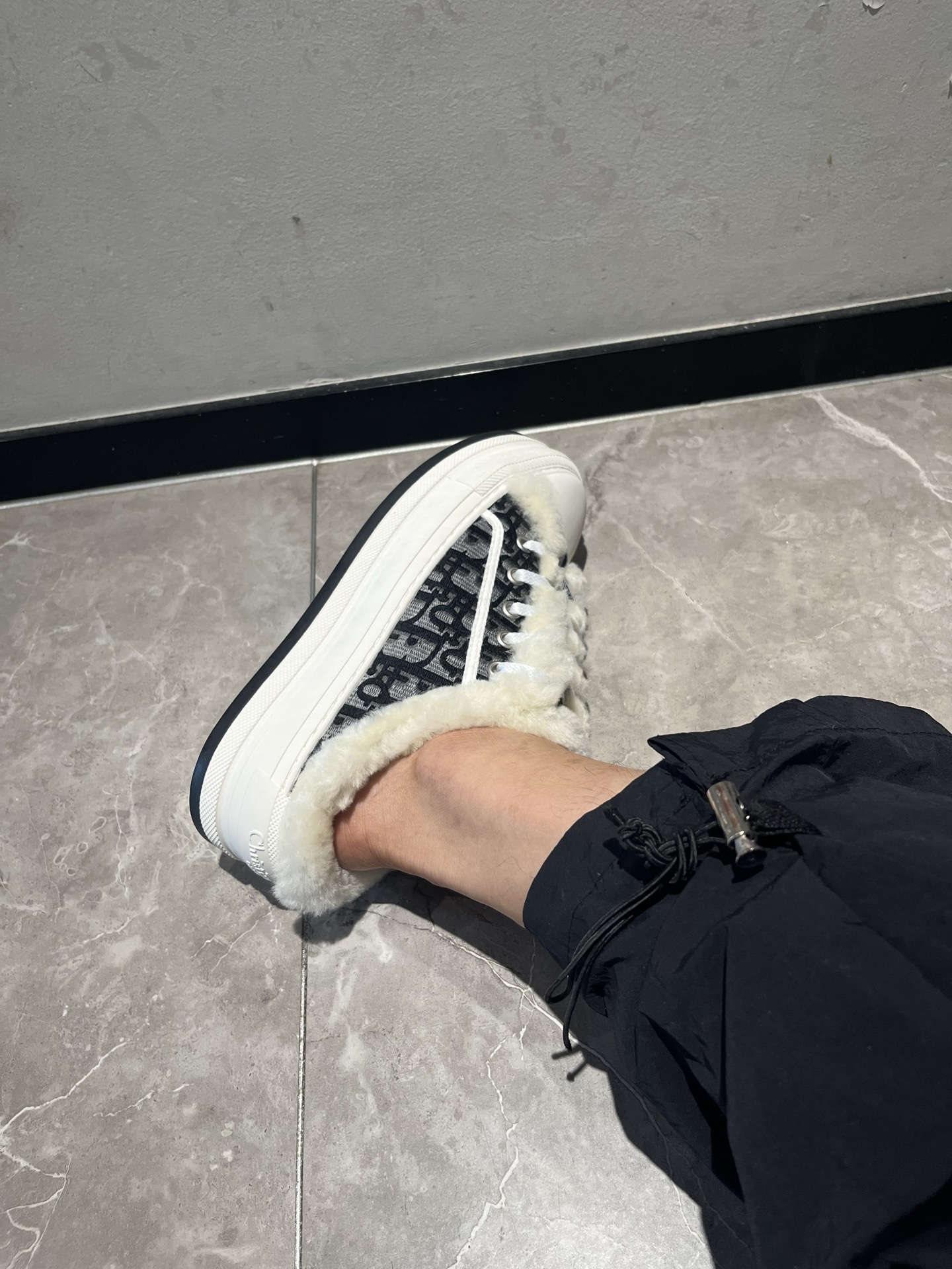 Dior 半拖真羊毛刺绣毛拖出货啦
💰270。Dior迪奥2025Walk'n系列 刺绣厚底帆布毛拖鞋 休闲运动鞋
原版购入开发 做货 这款 Walk'n'Dior 厚底运动鞋是一款时尚单品，提升该系列的格调。Oblique。牛仔棉质刺绣鞋面，搭配舒适厚底、鞋舌和 Christian Dior Paris 标志鞋带。可为各式休闲造型增添时髦气质
▪️面料: 原版定制进口Oblique 皮面牛仔刺绣
▪️内里: 进口柔软羊毛里
▪️大底: 原版独家开模TPU材质
▪️底厚: 5CM
▪️Size: 女款35-39(40.41定做)