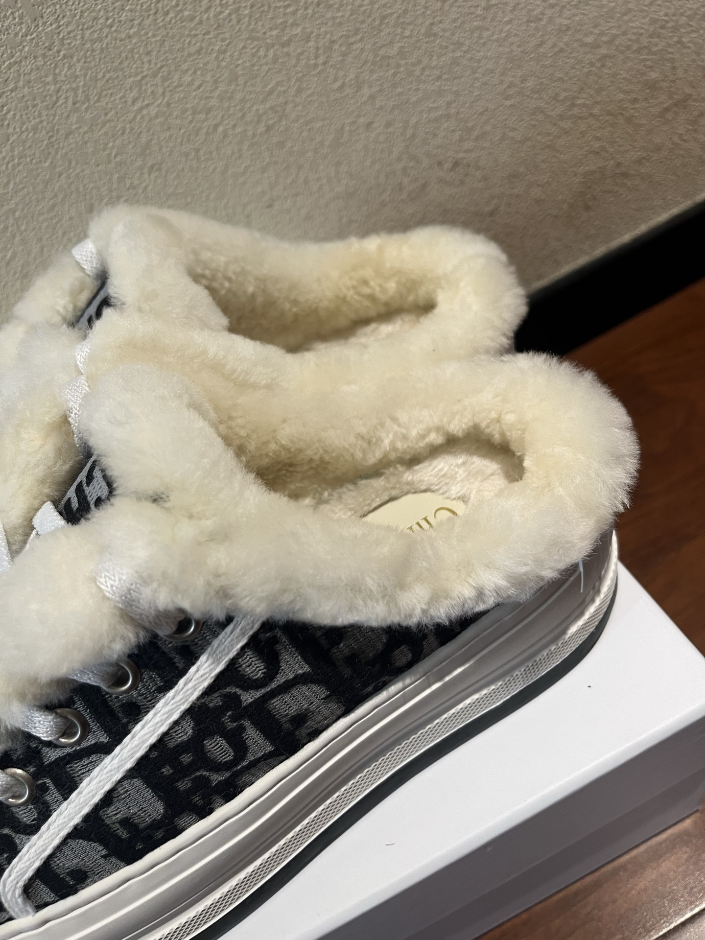 Dior 半拖真羊毛刺绣毛拖出货啦
💰270。Dior迪奥2025Walk'n系列 刺绣厚底帆布毛拖鞋 休闲运动鞋
原版购入开发 做货 这款 Walk'n'Dior 厚底运动鞋是一款时尚单品，提升该系列的格调。Oblique。牛仔棉质刺绣鞋面，搭配舒适厚底、鞋舌和 Christian Dior Paris 标志鞋带。可为各式休闲造型增添时髦气质
▪️面料: 原版定制进口Oblique 皮面牛仔刺绣
▪️内里: 进口柔软羊毛里
▪️大底: 原版独家开模TPU材质
▪️底厚: 5CM
▪️Size: 女款35-39(40.41定做)