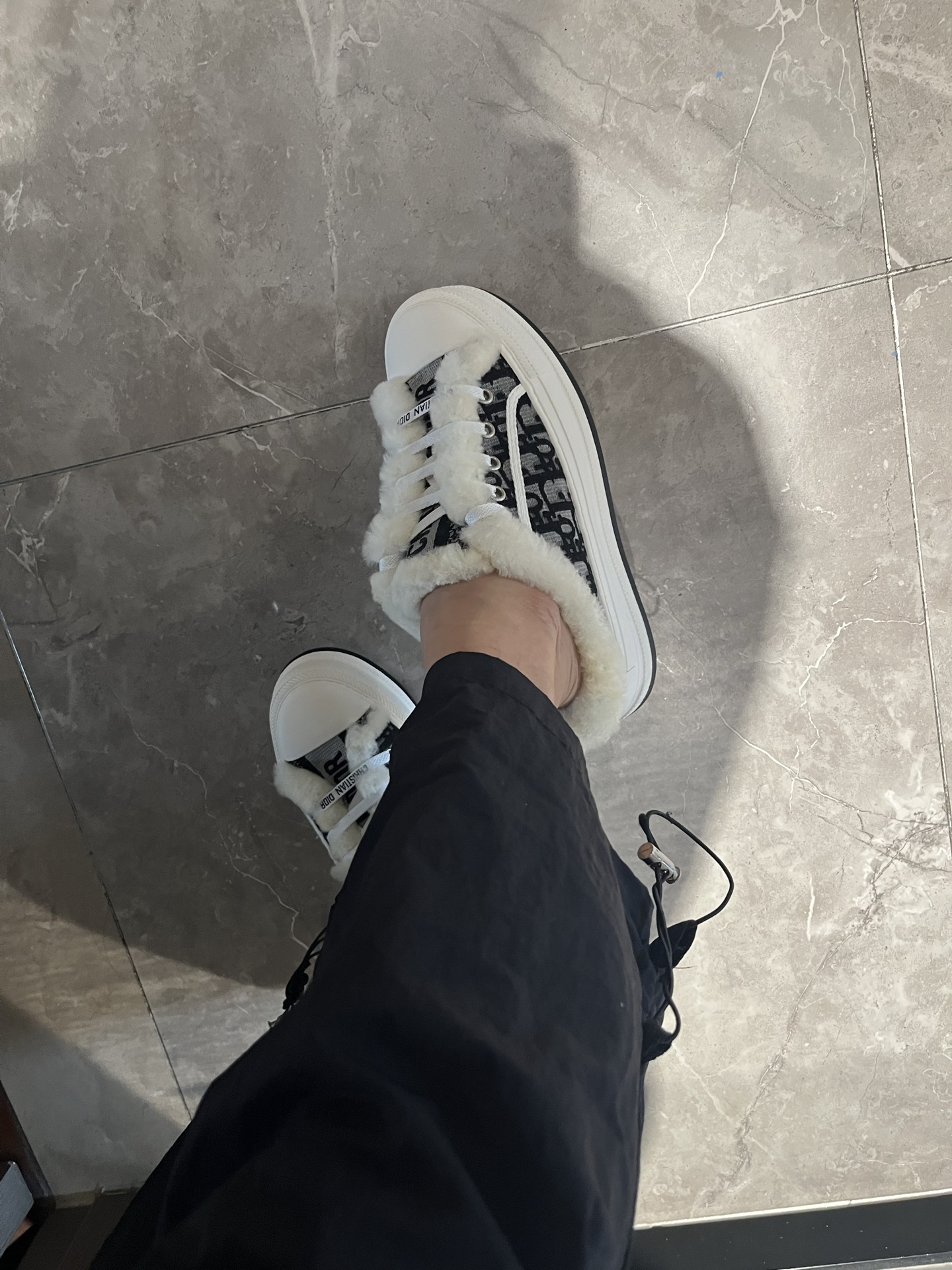 Dior 半拖真羊毛刺绣毛拖出货啦
💰270。Dior迪奥2025Walk'n系列 刺绣厚底帆布毛拖鞋 休闲运动鞋
原版购入开发 做货 这款 Walk'n'Dior 厚底运动鞋是一款时尚单品，提升该系列的格调。Oblique。牛仔棉质刺绣鞋面，搭配舒适厚底、鞋舌和 Christian Dior Paris 标志鞋带。可为各式休闲造型增添时髦气质
▪️面料: 原版定制进口Oblique 皮面牛仔刺绣
▪️内里: 进口柔软羊毛里
▪️大底: 原版独家开模TPU材质
▪️底厚: 5CM
▪️Size: 女款35-39(40.41定做)