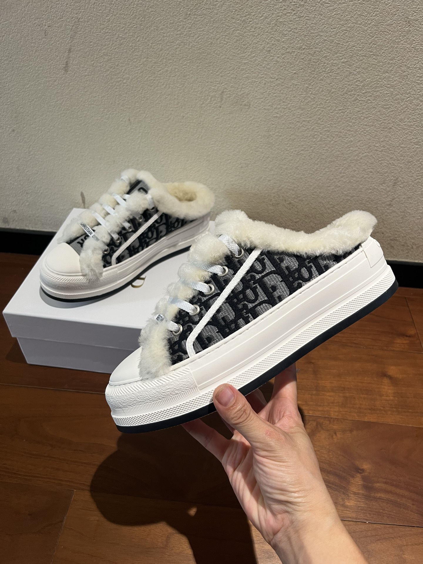 Dior 半拖真羊毛刺绣毛拖出货啦
💰270。Dior迪奥2025Walk'n系列 刺绣厚底帆布毛拖鞋 休闲运动鞋
原版购入开发 做货 这款 Walk'n'Dior 厚底运动鞋是一款时尚单品，提升该系列的格调。Oblique。牛仔棉质刺绣鞋面，搭配舒适厚底、鞋舌和 Christian Dior Paris 标志鞋带。可为各式休闲造型增添时髦气质
▪️面料: 原版定制进口Oblique 皮面牛仔刺绣
▪️内里: 进口柔软羊毛里
▪️大底: 原版独家开模TPU材质
▪️底厚: 5CM
▪️Size: 女款35-39(40.41定做)