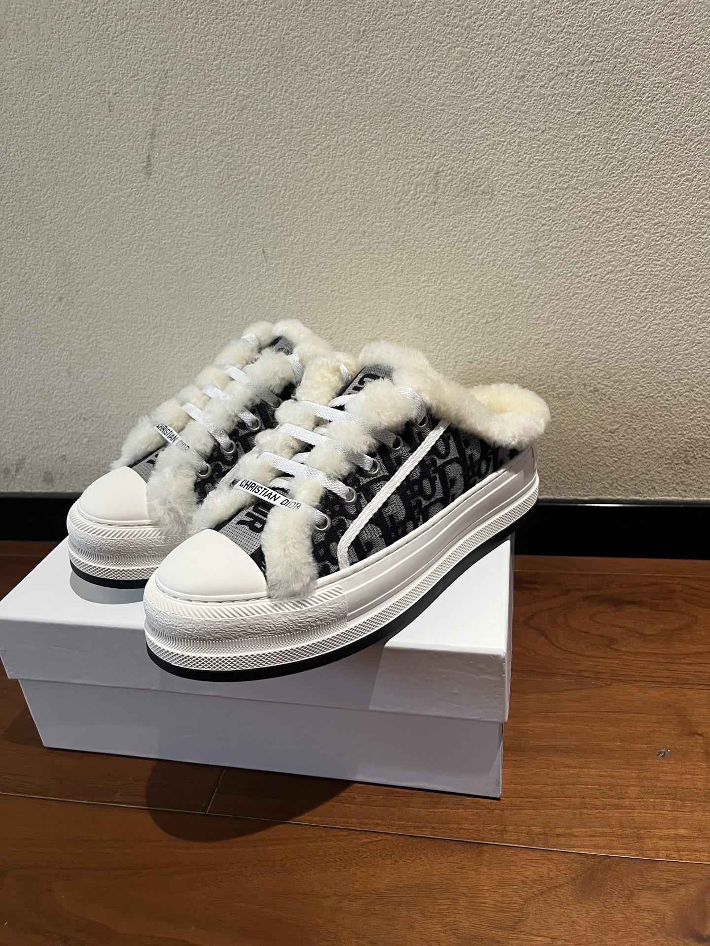 Dior 半拖真羊毛刺绣毛拖出货啦
💰270。Dior迪奥2025Walk'n系列 刺绣厚底帆布毛拖鞋 休闲运动鞋
原版购入开发 做货 这款 Walk'n'Dior 厚底运动鞋是一款时尚单品，提升该系列的格调。Oblique。牛仔棉质刺绣鞋面，搭配舒适厚底、鞋舌和 Christian Dior Paris 标志鞋带。可为各式休闲造型增添时髦气质
▪️面料: 原版定制进口Oblique 皮面牛仔刺绣
▪️内里: 进口柔软羊毛里
▪️大底: 原版独家开模TPU材质
▪️底厚: 5CM
▪️Size: 女款35-39(40.41定做)