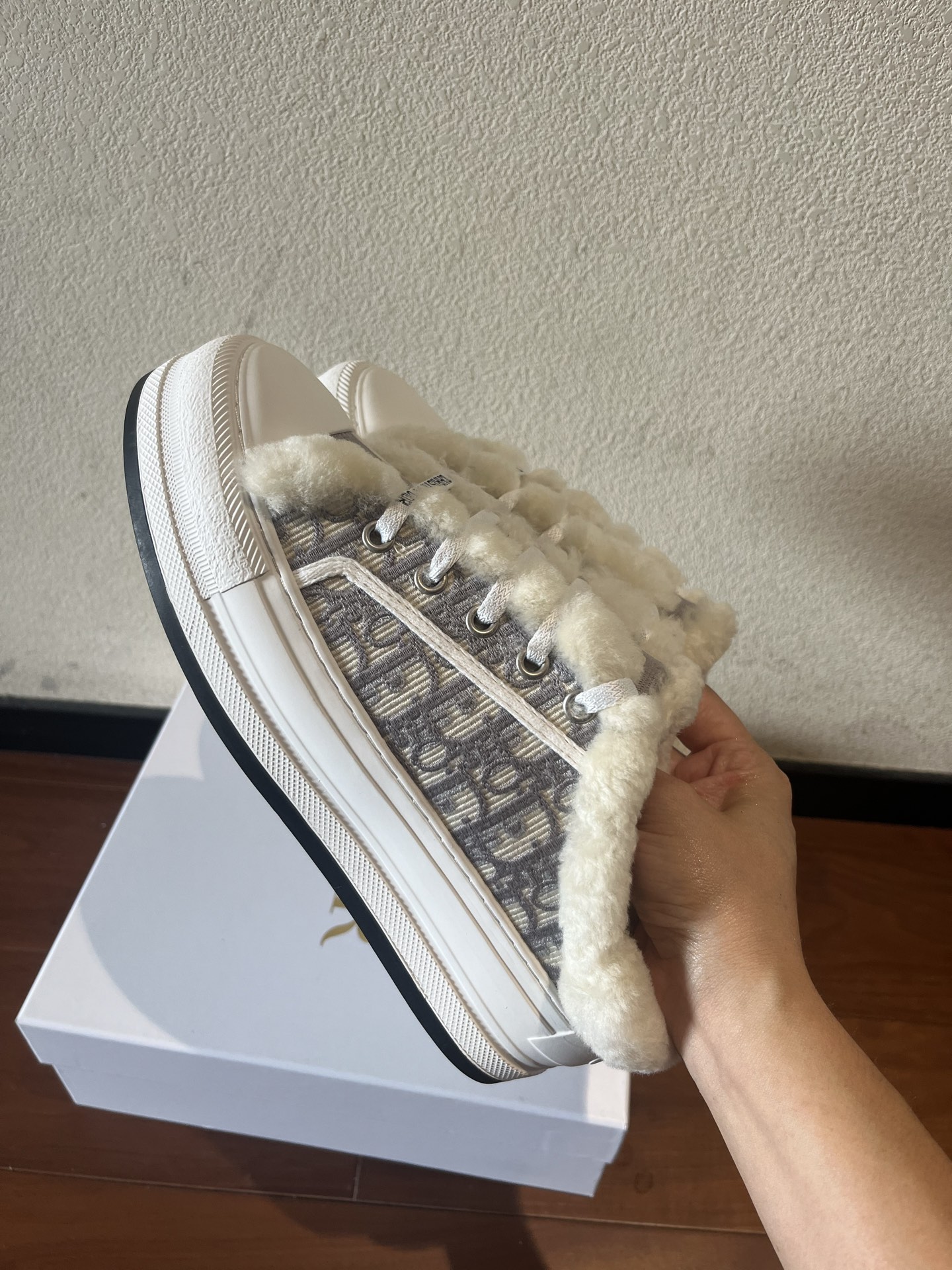 Dior 半拖真羊毛刺绣毛拖出货啦
💰270。Dior迪奥2025Walk'n系列 刺绣厚底帆布毛拖鞋 休闲运动鞋
原版购入开发 做货 这款 Walk'n'Dior 厚底运动鞋是一款时尚单品，提升该系列的格调。Oblique。牛仔棉质刺绣鞋面，搭配舒适厚底、鞋舌和 Christian Dior Paris 标志鞋带。可为各式休闲造型增添时髦气质
▪️面料: 原版定制进口Oblique 皮面牛仔刺绣
▪️内里: 进口柔软羊毛里
▪️大底: 原版独家开模TPU材质
▪️底厚: 5CM
▪️Size: 女款35-39(40.41定做)