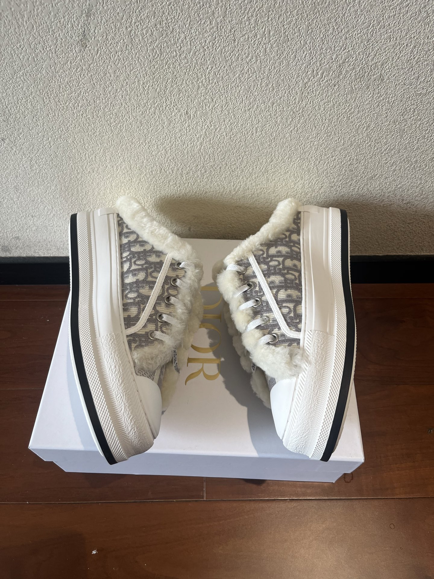 Dior 半拖真羊毛刺绣毛拖出货啦
💰270。Dior迪奥2025Walk'n系列 刺绣厚底帆布毛拖鞋 休闲运动鞋
原版购入开发 做货 这款 Walk'n'Dior 厚底运动鞋是一款时尚单品，提升该系列的格调。Oblique。牛仔棉质刺绣鞋面，搭配舒适厚底、鞋舌和 Christian Dior Paris 标志鞋带。可为各式休闲造型增添时髦气质
▪️面料: 原版定制进口Oblique 皮面牛仔刺绣
▪️内里: 进口柔软羊毛里
▪️大底: 原版独家开模TPU材质
▪️底厚: 5CM
▪️Size: 女款35-39(40.41定做)