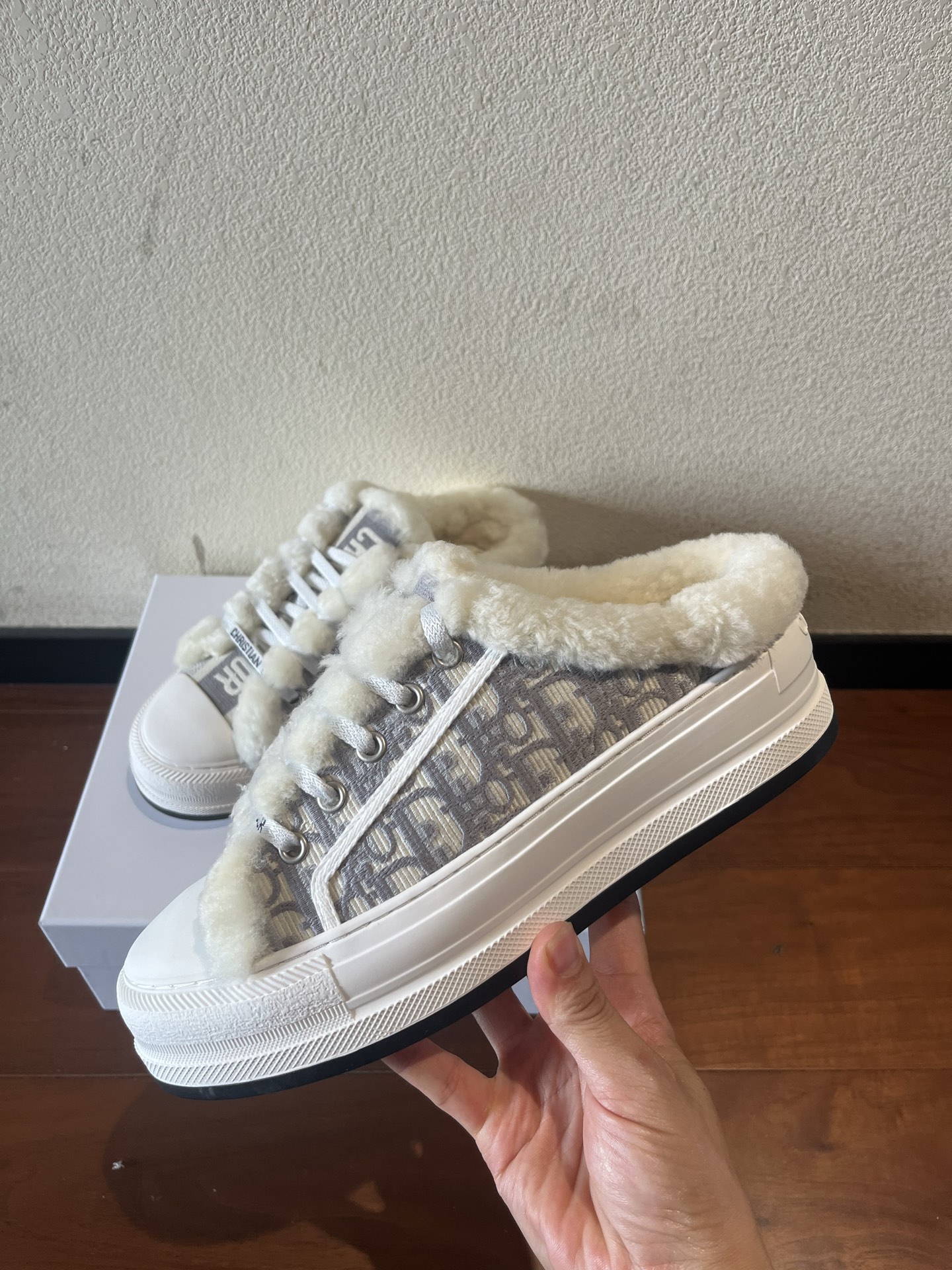 Dior 半拖真羊毛刺绣毛拖出货啦
💰270。Dior迪奥2025Walk'n系列 刺绣厚底帆布毛拖鞋 休闲运动鞋
原版购入开发 做货 这款 Walk'n'Dior 厚底运动鞋是一款时尚单品，提升该系列的格调。Oblique。牛仔棉质刺绣鞋面，搭配舒适厚底、鞋舌和 Christian Dior Paris 标志鞋带。可为各式休闲造型增添时髦气质
▪️面料: 原版定制进口Oblique 皮面牛仔刺绣
▪️内里: 进口柔软羊毛里
▪️大底: 原版独家开模TPU材质
▪️底厚: 5CM
▪️Size: 女款35-39(40.41定做)