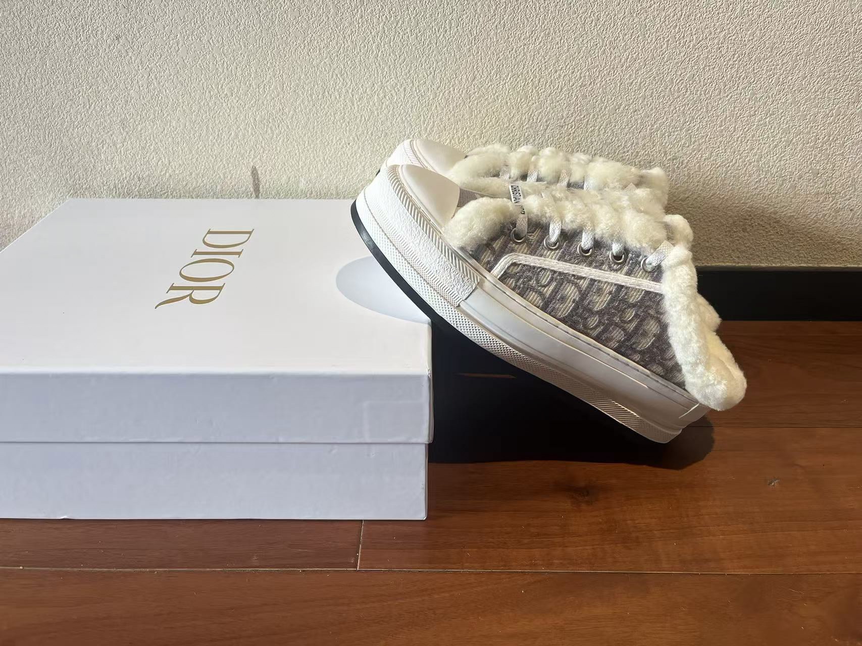 Dior 半拖真羊毛刺绣毛拖出货啦
💰270。Dior迪奥2025Walk'n系列 刺绣厚底帆布毛拖鞋 休闲运动鞋
原版购入开发 做货 这款 Walk'n'Dior 厚底运动鞋是一款时尚单品，提升该系列的格调。Oblique。牛仔棉质刺绣鞋面，搭配舒适厚底、鞋舌和 Christian Dior Paris 标志鞋带。可为各式休闲造型增添时髦气质
▪️面料: 原版定制进口Oblique 皮面牛仔刺绣
▪️内里: 进口柔软羊毛里
▪️大底: 原版独家开模TPU材质
▪️底厚: 5CM
▪️Size: 女款35-39(40.41定做)