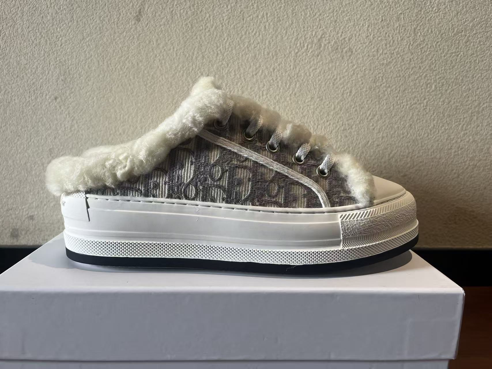 Dior 半拖真羊毛刺绣毛拖出货啦
💰270。Dior迪奥2025Walk'n系列 刺绣厚底帆布毛拖鞋 休闲运动鞋
原版购入开发 做货 这款 Walk'n'Dior 厚底运动鞋是一款时尚单品，提升该系列的格调。Oblique。牛仔棉质刺绣鞋面，搭配舒适厚底、鞋舌和 Christian Dior Paris 标志鞋带。可为各式休闲造型增添时髦气质
▪️面料: 原版定制进口Oblique 皮面牛仔刺绣
▪️内里: 进口柔软羊毛里
▪️大底: 原版独家开模TPU材质
▪️底厚: 5CM
▪️Size: 女款35-39(40.41定做)