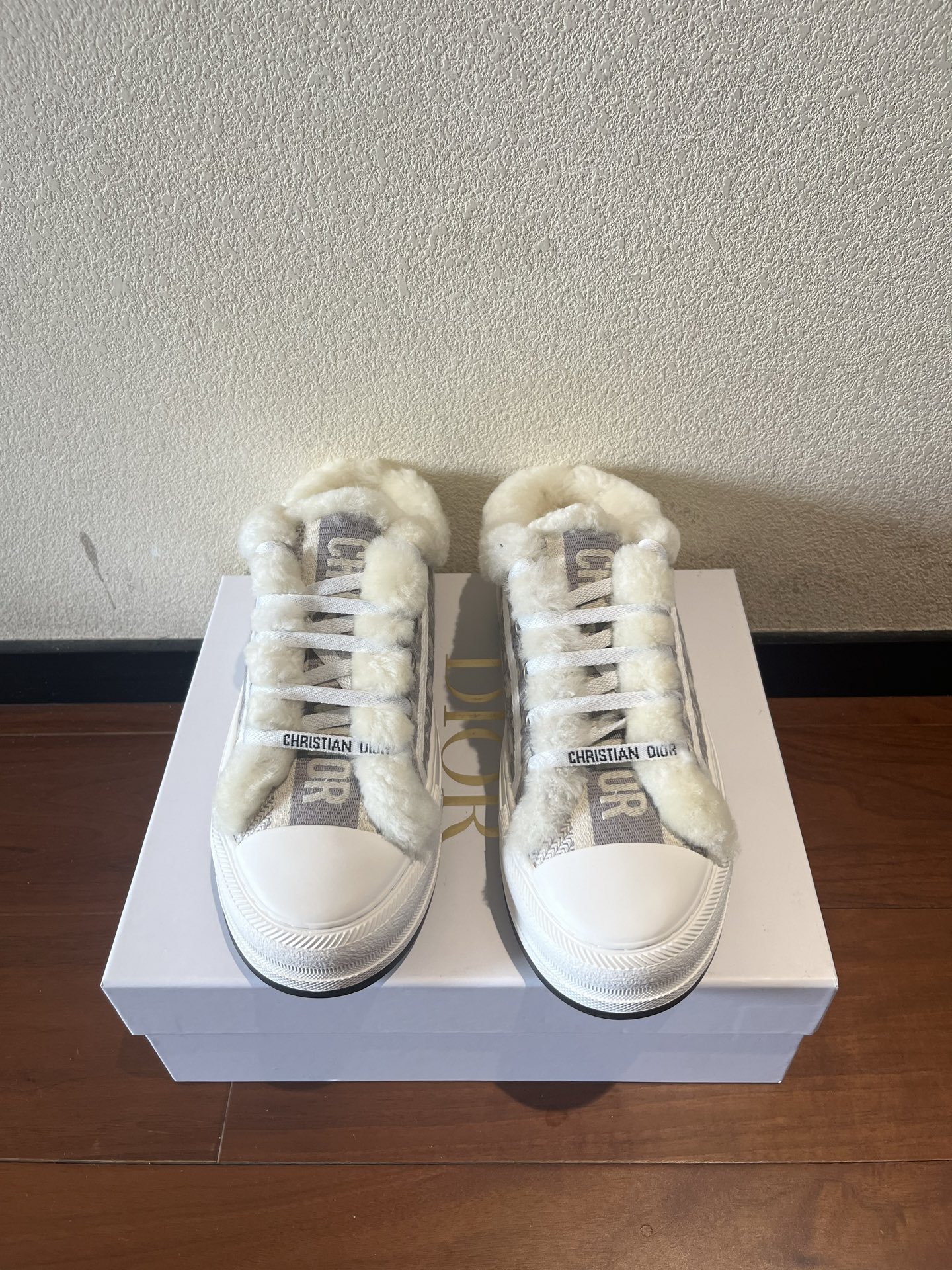 Dior 半拖真羊毛刺绣毛拖出货啦
💰270。Dior迪奥2025Walk'n系列 刺绣厚底帆布毛拖鞋 休闲运动鞋
原版购入开发 做货 这款 Walk'n'Dior 厚底运动鞋是一款时尚单品，提升该系列的格调。Oblique。牛仔棉质刺绣鞋面，搭配舒适厚底、鞋舌和 Christian Dior Paris 标志鞋带。可为各式休闲造型增添时髦气质
▪️面料: 原版定制进口Oblique 皮面牛仔刺绣
▪️内里: 进口柔软羊毛里
▪️大底: 原版独家开模TPU材质
▪️底厚: 5CM
▪️Size: 女款35-39(40.41定做)