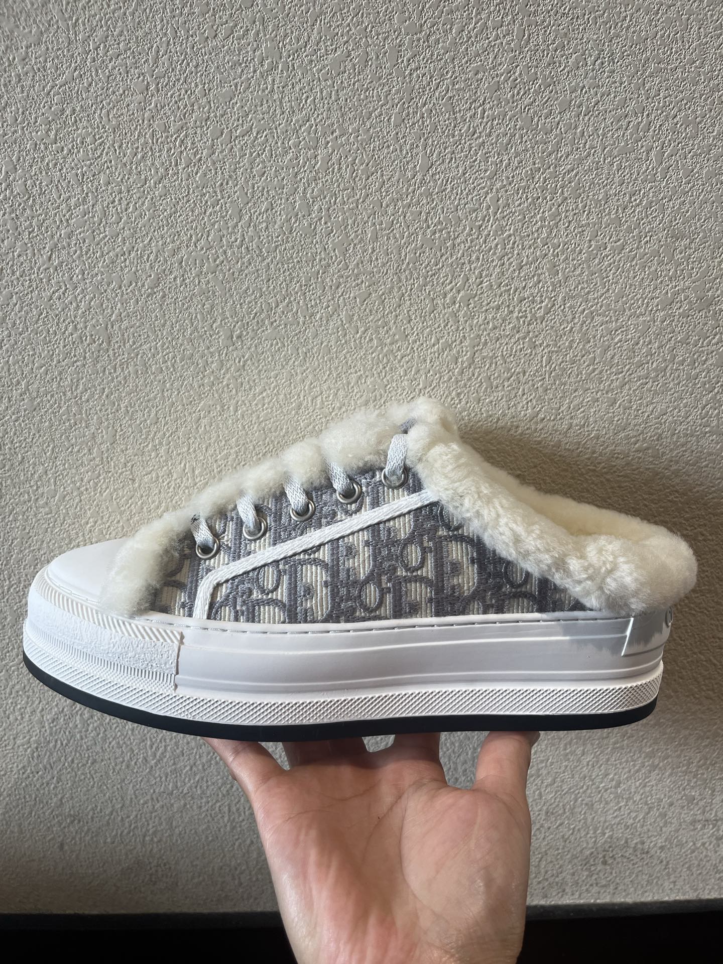 Dior 半拖真羊毛刺绣毛拖出货啦
💰270。Dior迪奥2025Walk'n系列 刺绣厚底帆布毛拖鞋 休闲运动鞋
原版购入开发 做货 这款 Walk'n'Dior 厚底运动鞋是一款时尚单品，提升该系列的格调。Oblique。牛仔棉质刺绣鞋面，搭配舒适厚底、鞋舌和 Christian Dior Paris 标志鞋带。可为各式休闲造型增添时髦气质
▪️面料: 原版定制进口Oblique 皮面牛仔刺绣
▪️内里: 进口柔软羊毛里
▪️大底: 原版独家开模TPU材质
▪️底厚: 5CM
▪️Size: 女款35-39(40.41定做)