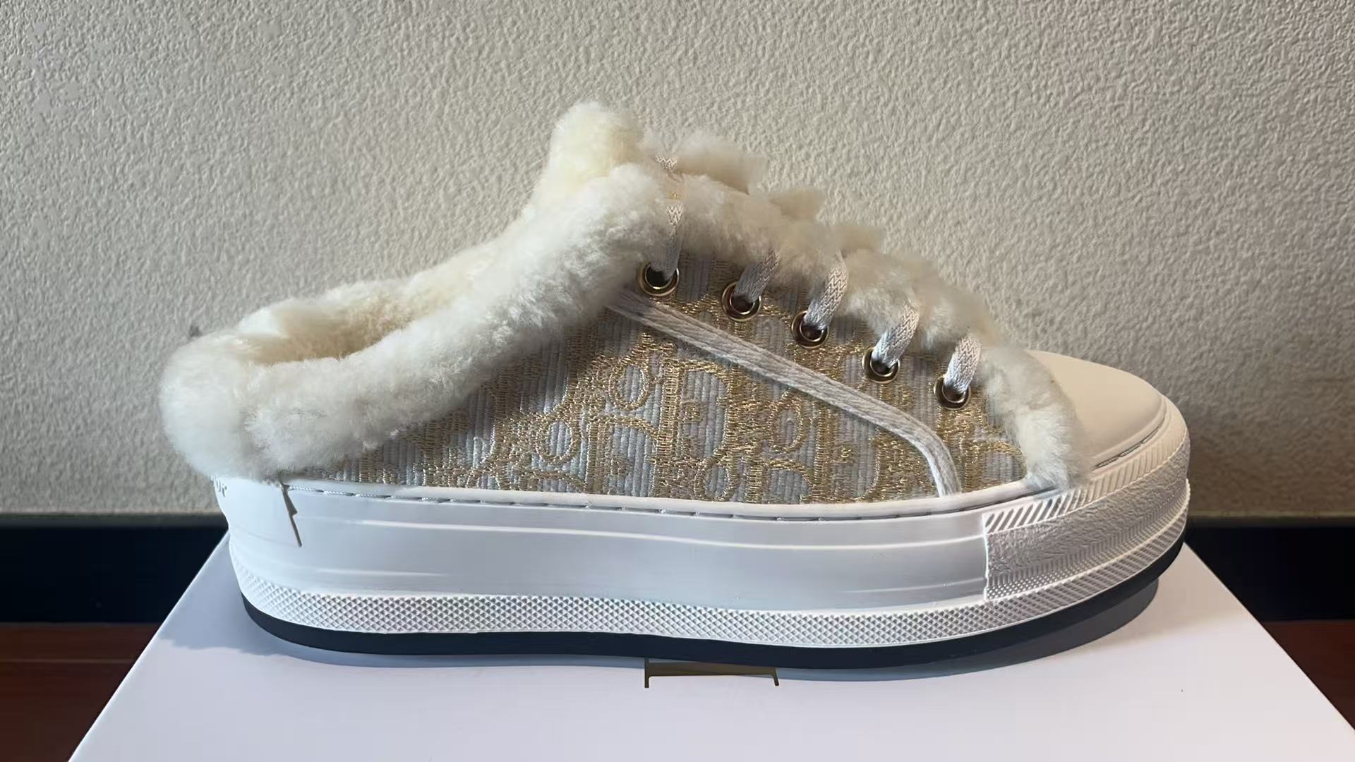 Dior 半拖真羊毛刺绣毛拖出货啦
💰270。Dior迪奥2025Walk'n系列 刺绣厚底帆布毛拖鞋 休闲运动鞋
原版购入开发 做货 这款 Walk'n'Dior 厚底运动鞋是一款时尚单品，提升该系列的格调。Oblique。牛仔棉质刺绣鞋面，搭配舒适厚底、鞋舌和 Christian Dior Paris 标志鞋带。可为各式休闲造型增添时髦气质
▪️面料: 原版定制进口Oblique 皮面牛仔刺绣
▪️内里: 进口柔软羊毛里
▪️大底: 原版独家开模TPU材质
▪️底厚: 5CM
▪️Size: 女款35-39(40.41定做)