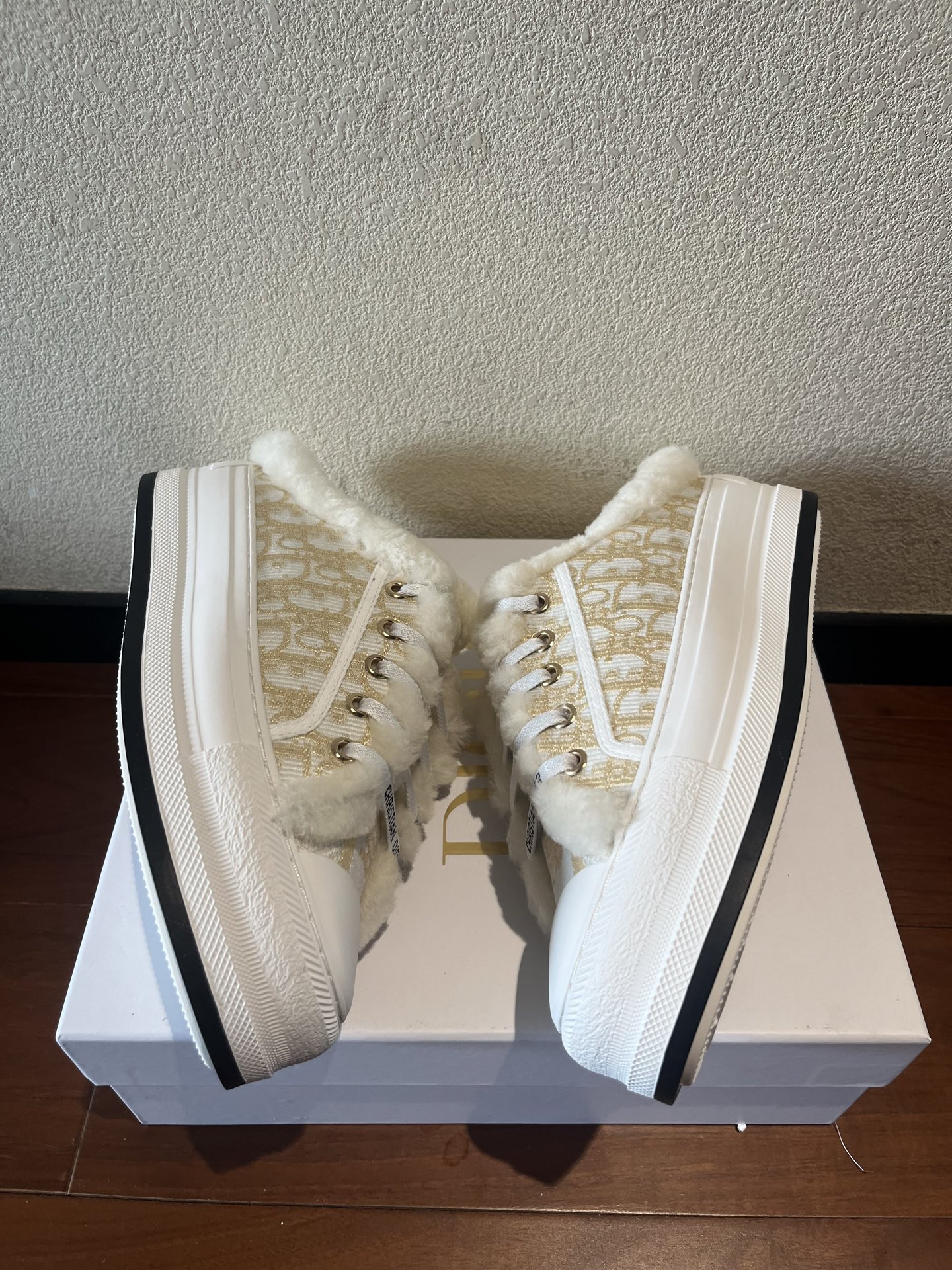 Dior 半拖真羊毛刺绣毛拖出货啦
💰270。Dior迪奥2025Walk'n系列 刺绣厚底帆布毛拖鞋 休闲运动鞋
原版购入开发 做货 这款 Walk'n'Dior 厚底运动鞋是一款时尚单品，提升该系列的格调。Oblique。牛仔棉质刺绣鞋面，搭配舒适厚底、鞋舌和 Christian Dior Paris 标志鞋带。可为各式休闲造型增添时髦气质
▪️面料: 原版定制进口Oblique 皮面牛仔刺绣
▪️内里: 进口柔软羊毛里
▪️大底: 原版独家开模TPU材质
▪️底厚: 5CM
▪️Size: 女款35-39(40.41定做)