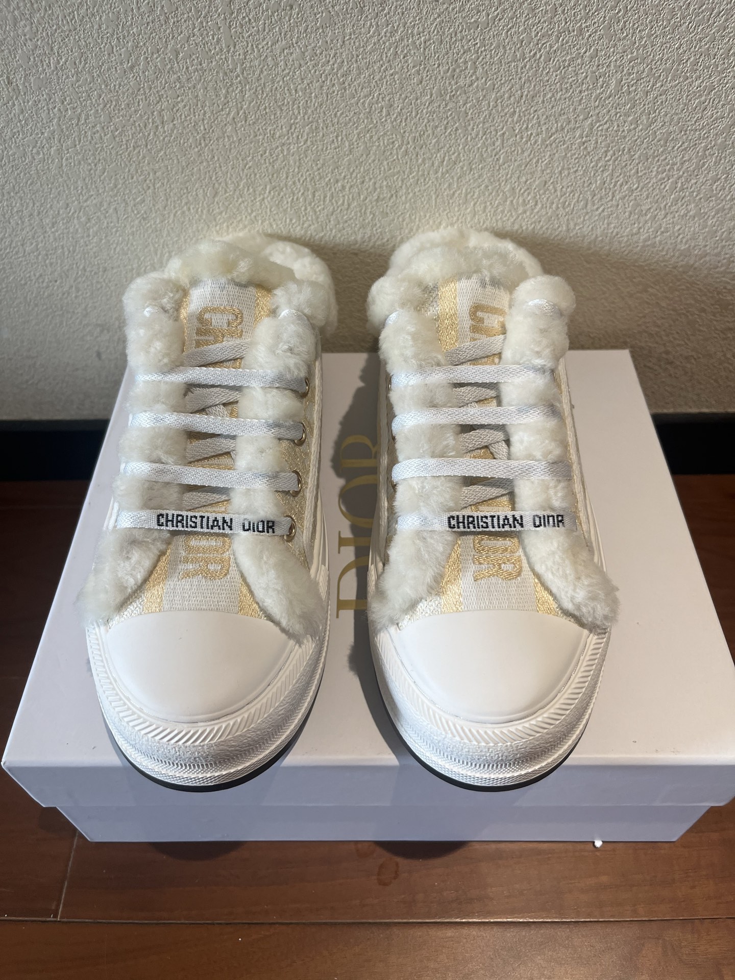 Dior 半拖真羊毛刺绣毛拖出货啦
💰270。Dior迪奥2025Walk'n系列 刺绣厚底帆布毛拖鞋 休闲运动鞋
原版购入开发 做货 这款 Walk'n'Dior 厚底运动鞋是一款时尚单品，提升该系列的格调。Oblique。牛仔棉质刺绣鞋面，搭配舒适厚底、鞋舌和 Christian Dior Paris 标志鞋带。可为各式休闲造型增添时髦气质
▪️面料: 原版定制进口Oblique 皮面牛仔刺绣
▪️内里: 进口柔软羊毛里
▪️大底: 原版独家开模TPU材质
▪️底厚: 5CM
▪️Size: 女款35-39(40.41定做)