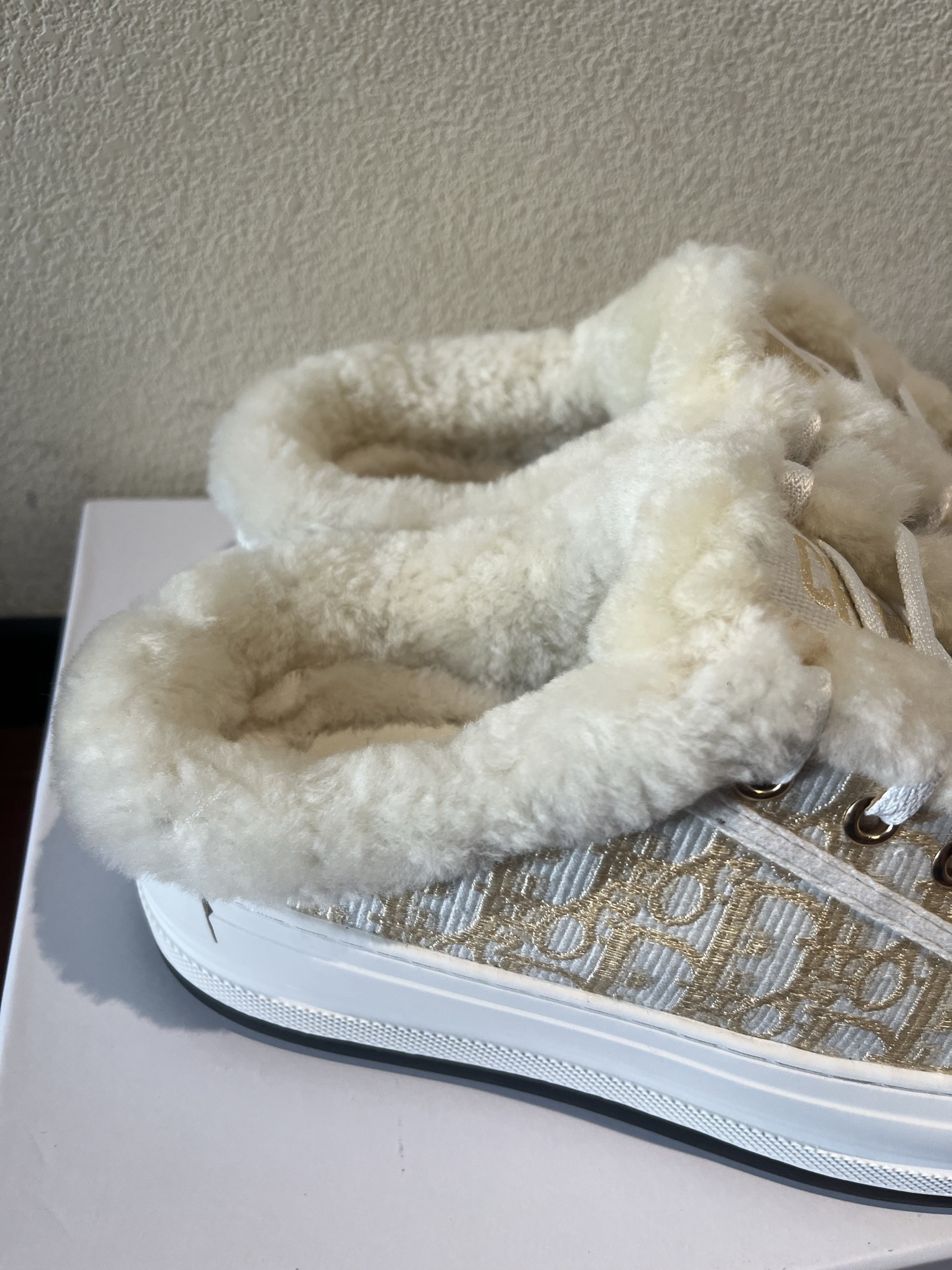 Dior 半拖真羊毛刺绣毛拖出货啦
💰270。Dior迪奥2025Walk'n系列 刺绣厚底帆布毛拖鞋 休闲运动鞋
原版购入开发 做货 这款 Walk'n'Dior 厚底运动鞋是一款时尚单品，提升该系列的格调。Oblique。牛仔棉质刺绣鞋面，搭配舒适厚底、鞋舌和 Christian Dior Paris 标志鞋带。可为各式休闲造型增添时髦气质
▪️面料: 原版定制进口Oblique 皮面牛仔刺绣
▪️内里: 进口柔软羊毛里
▪️大底: 原版独家开模TPU材质
▪️底厚: 5CM
▪️Size: 女款35-39(40.41定做)